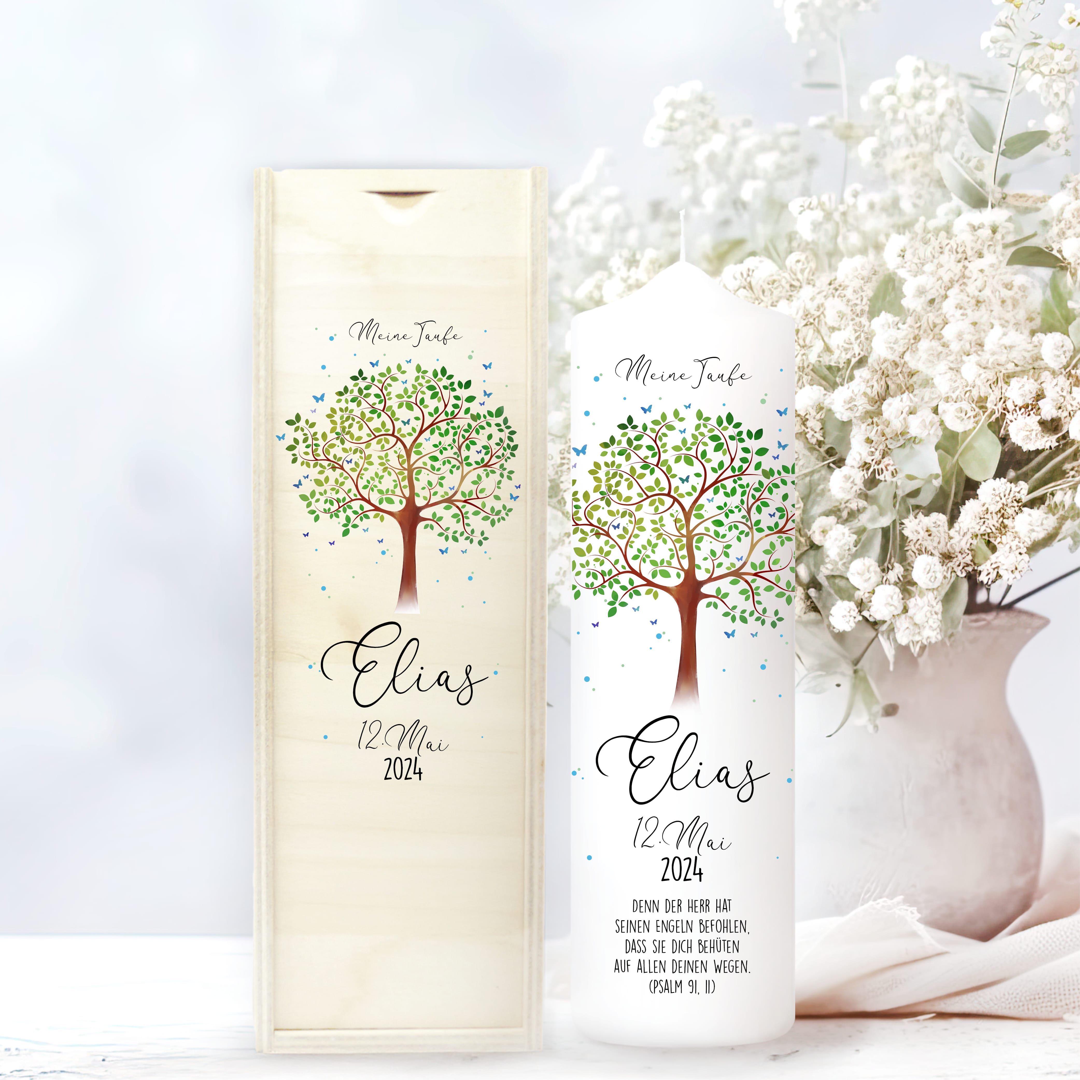 Auf dem Bild ist das Produkt: Taufkerze Lebensbaum Schmetterling Junge Mädchen Baum Schmetterlinge bedruckt mit Namen, Datum und Taufspruch zum Preis von €6.40 abgebildet.