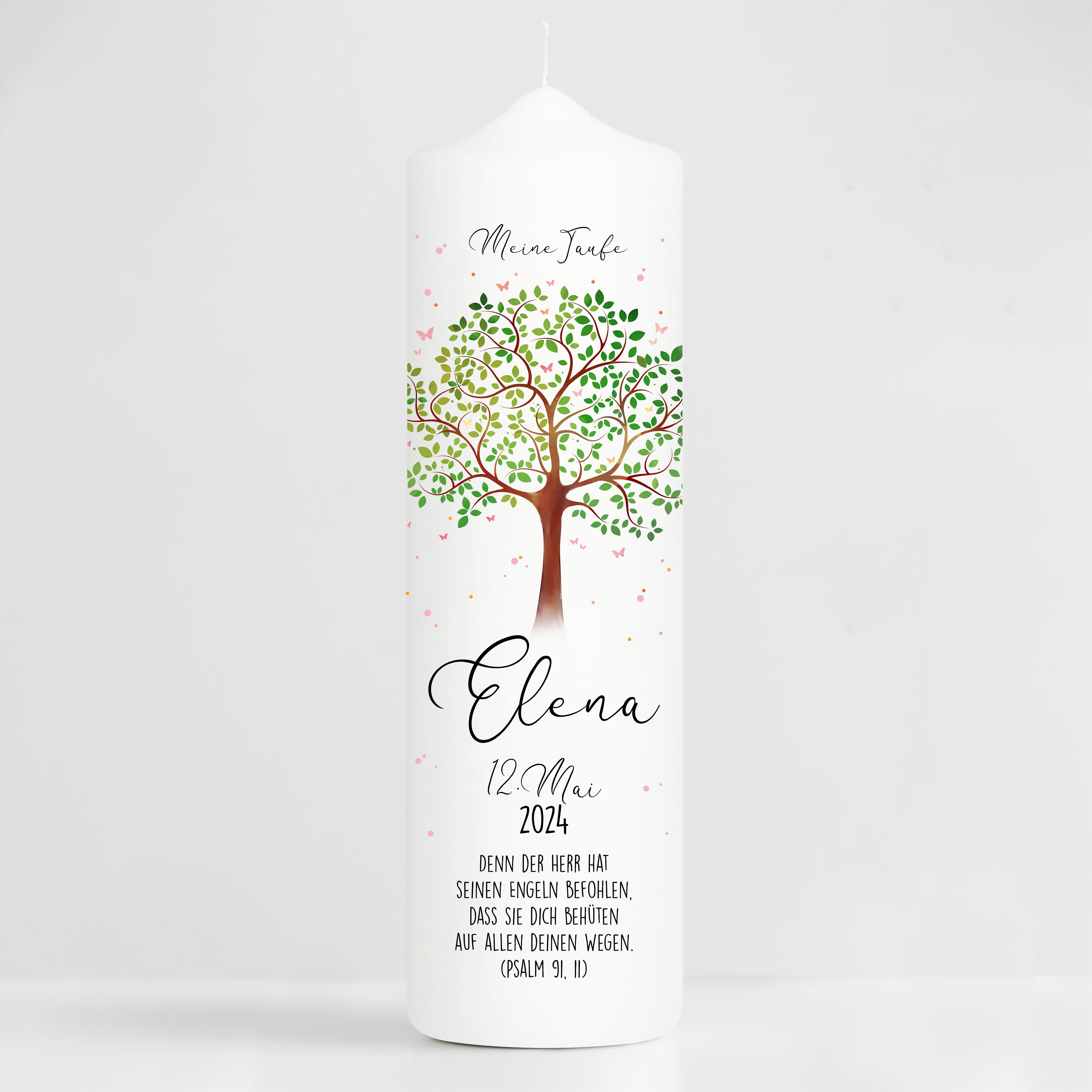 Auf dem Bild ist das Produkt: Taufkerze Lebensbaum Schmetterling Junge Mädchen Baum Schmetterlinge bedruckt mit Namen, Datum und Taufspruch zum Preis von €6.40 abgebildet.
