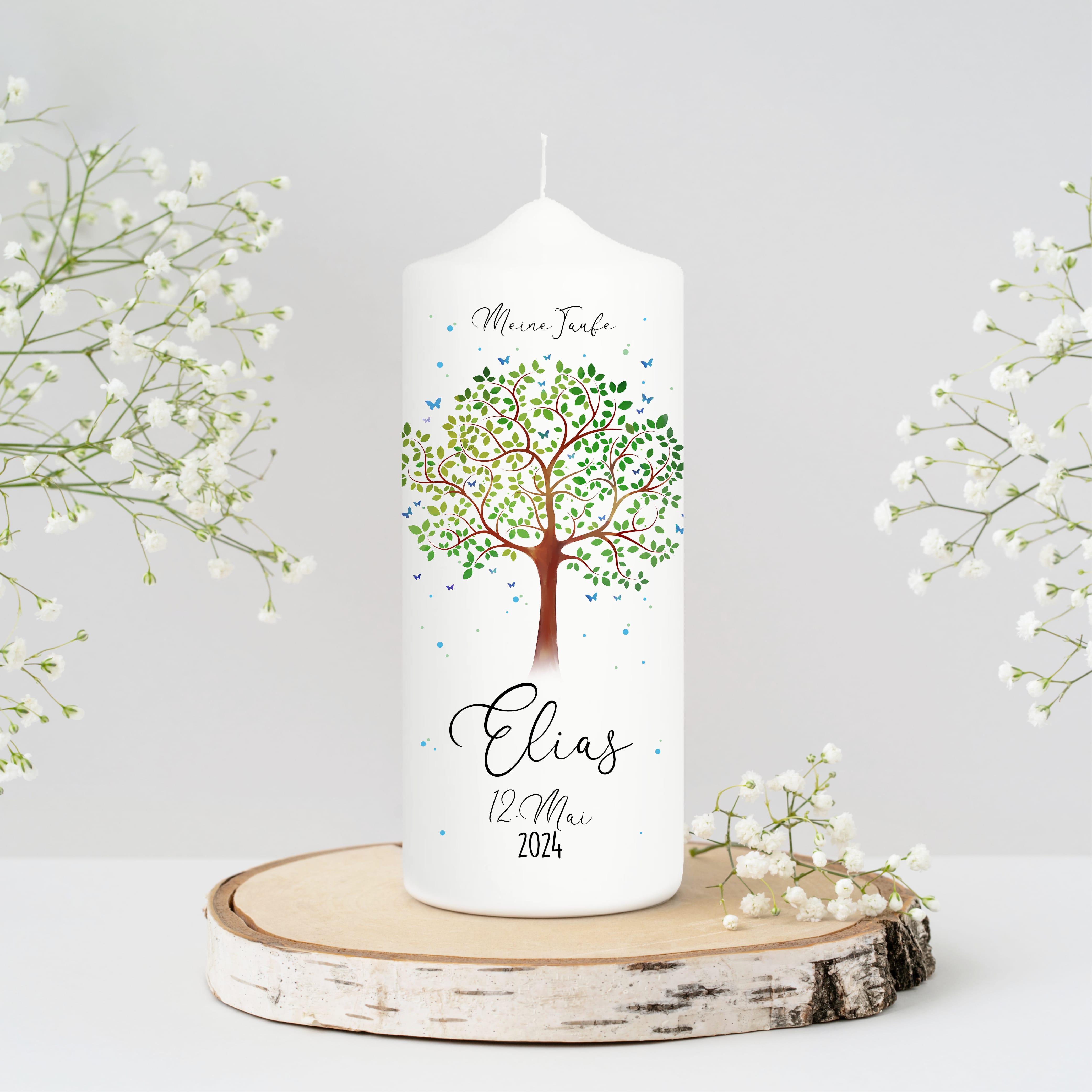 Auf dem Bild ist das Produkt: Taufkerze Lebensbaum Schmetterling Junge Mädchen Baum Schmetterlinge bedruckt mit Namen, Datum und Taufspruch zum Preis von €6.40 abgebildet.