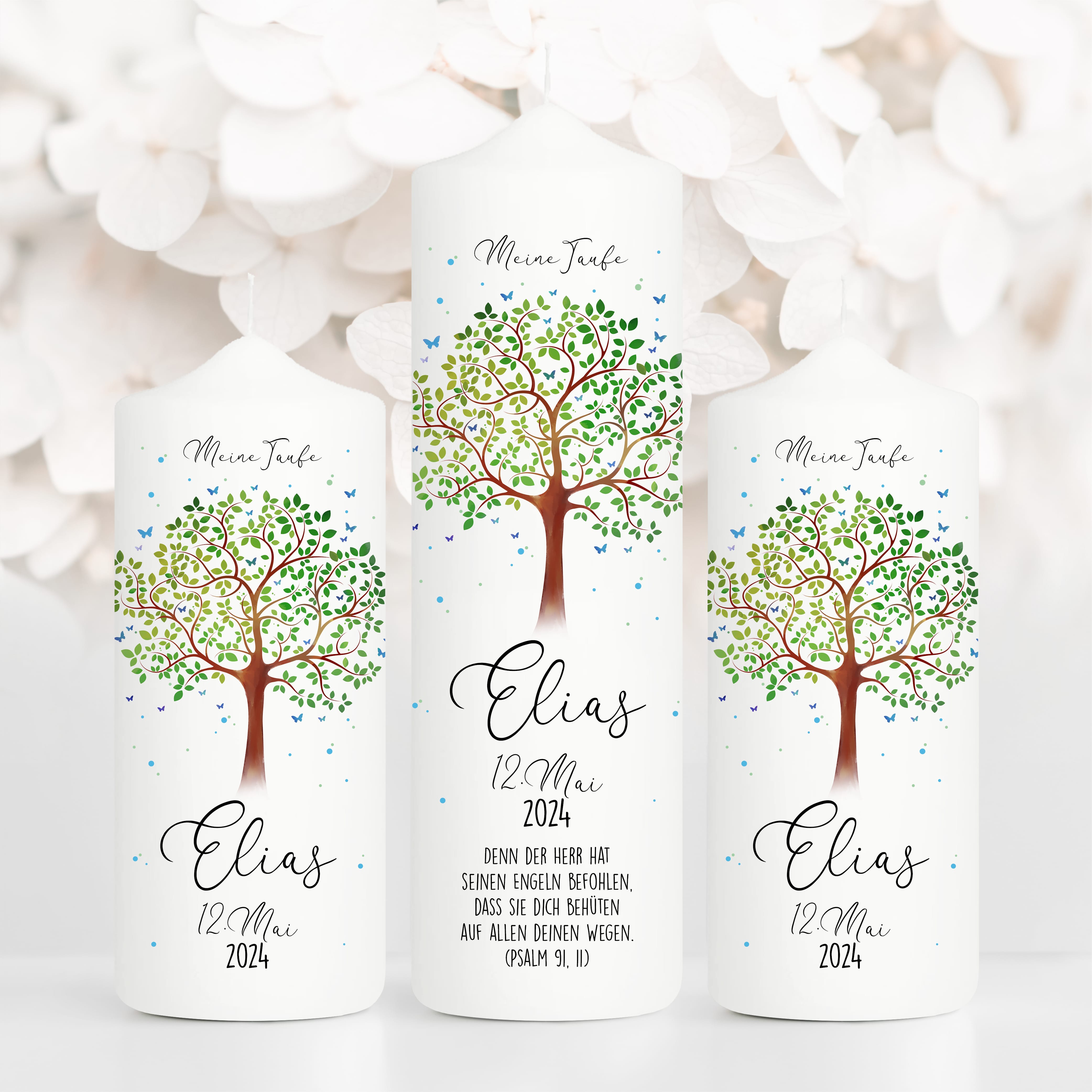 Auf dem Bild ist das Produkt: Taufkerze Lebensbaum Schmetterling Junge Mädchen Baum Schmetterlinge bedruckt mit Namen, Datum und Taufspruch zum Preis von €6.40 abgebildet.