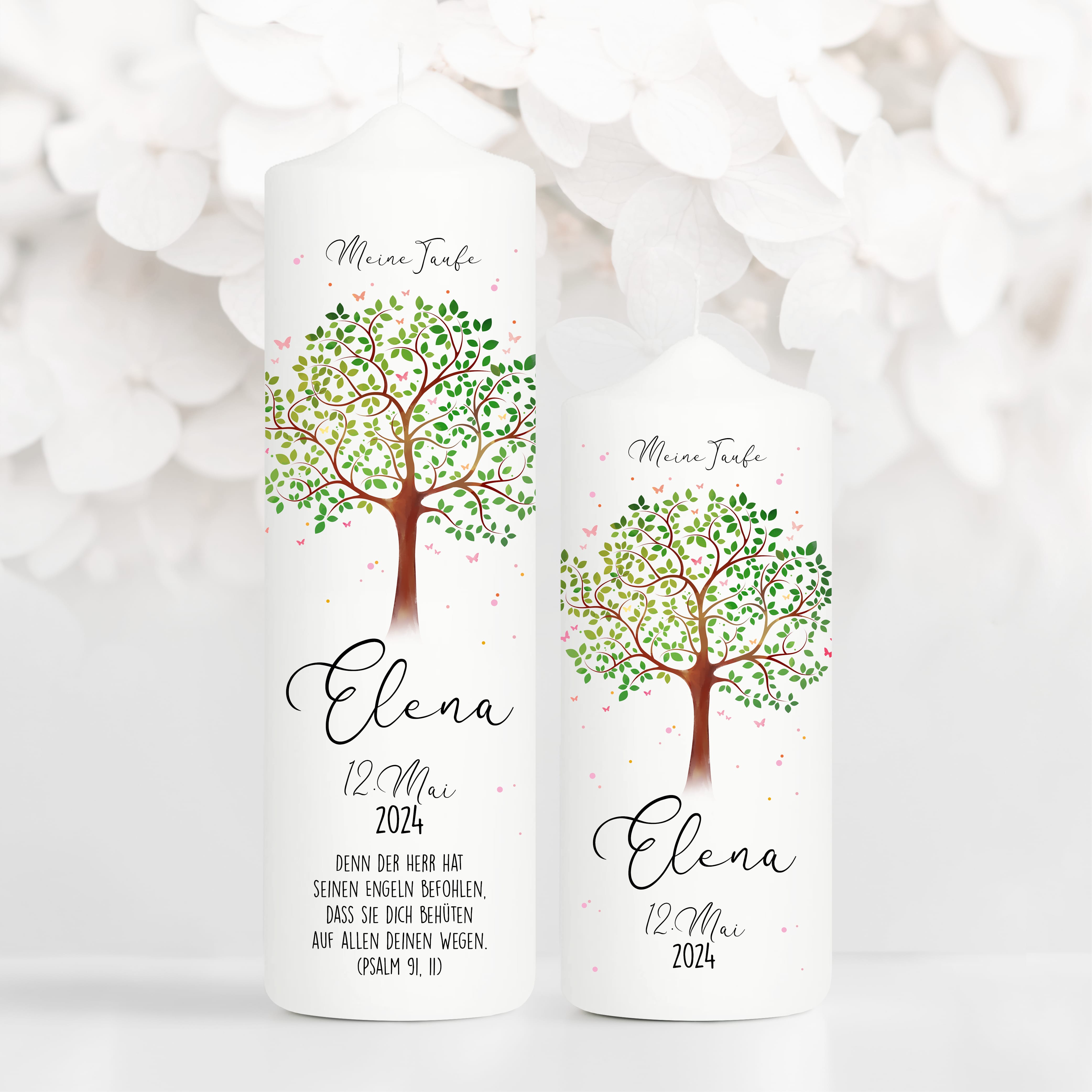 Auf dem Bild ist das Produkt: Taufkerze Lebensbaum Schmetterling Junge Mädchen Baum Schmetterlinge bedruckt mit Namen, Datum und Taufspruch zum Preis von €6.40 abgebildet.