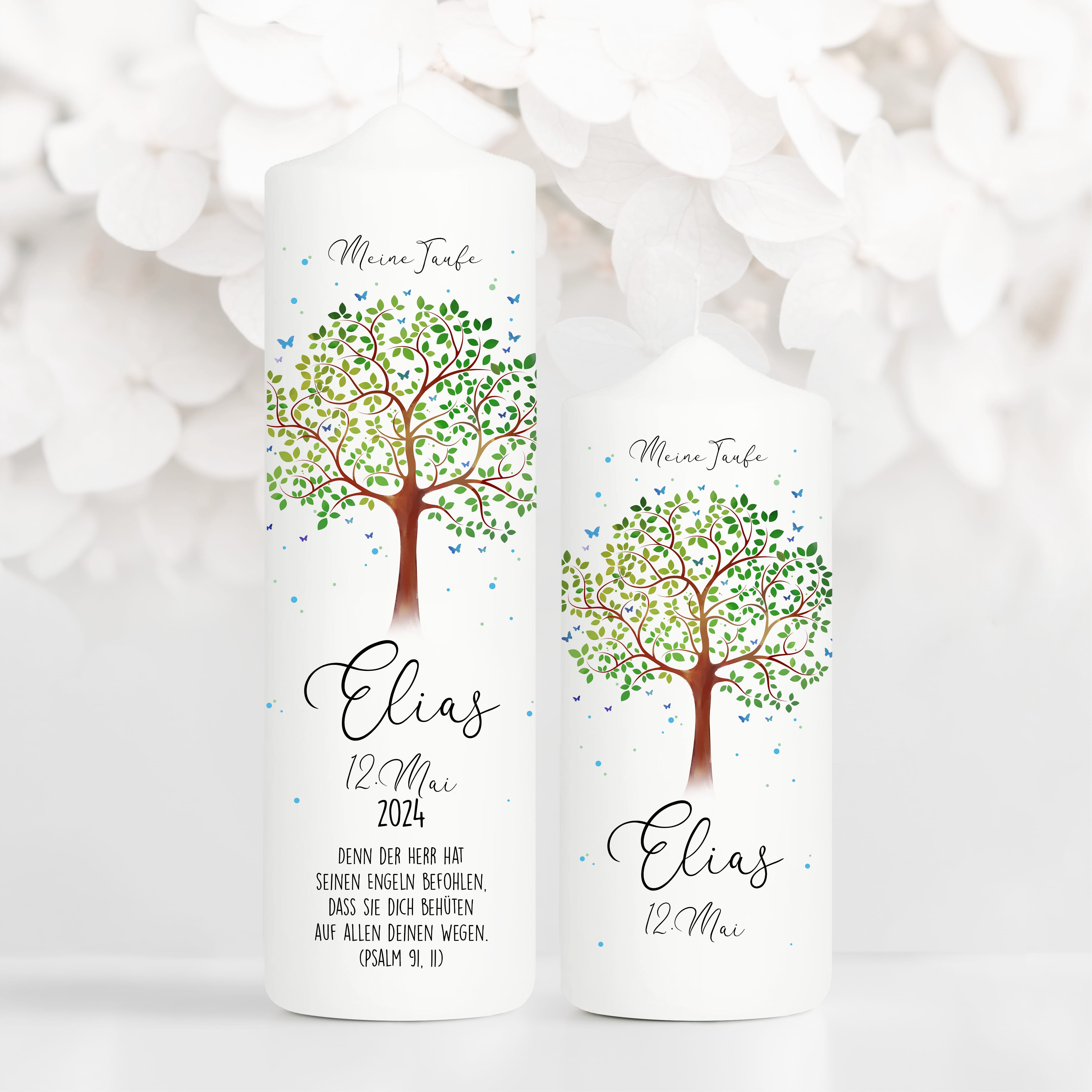Auf dem Bild ist das Produkt: Taufkerze Lebensbaum Schmetterling Junge Mädchen Baum Schmetterlinge bedruckt mit Namen, Datum und Taufspruch zum Preis von €6.40 abgebildet.