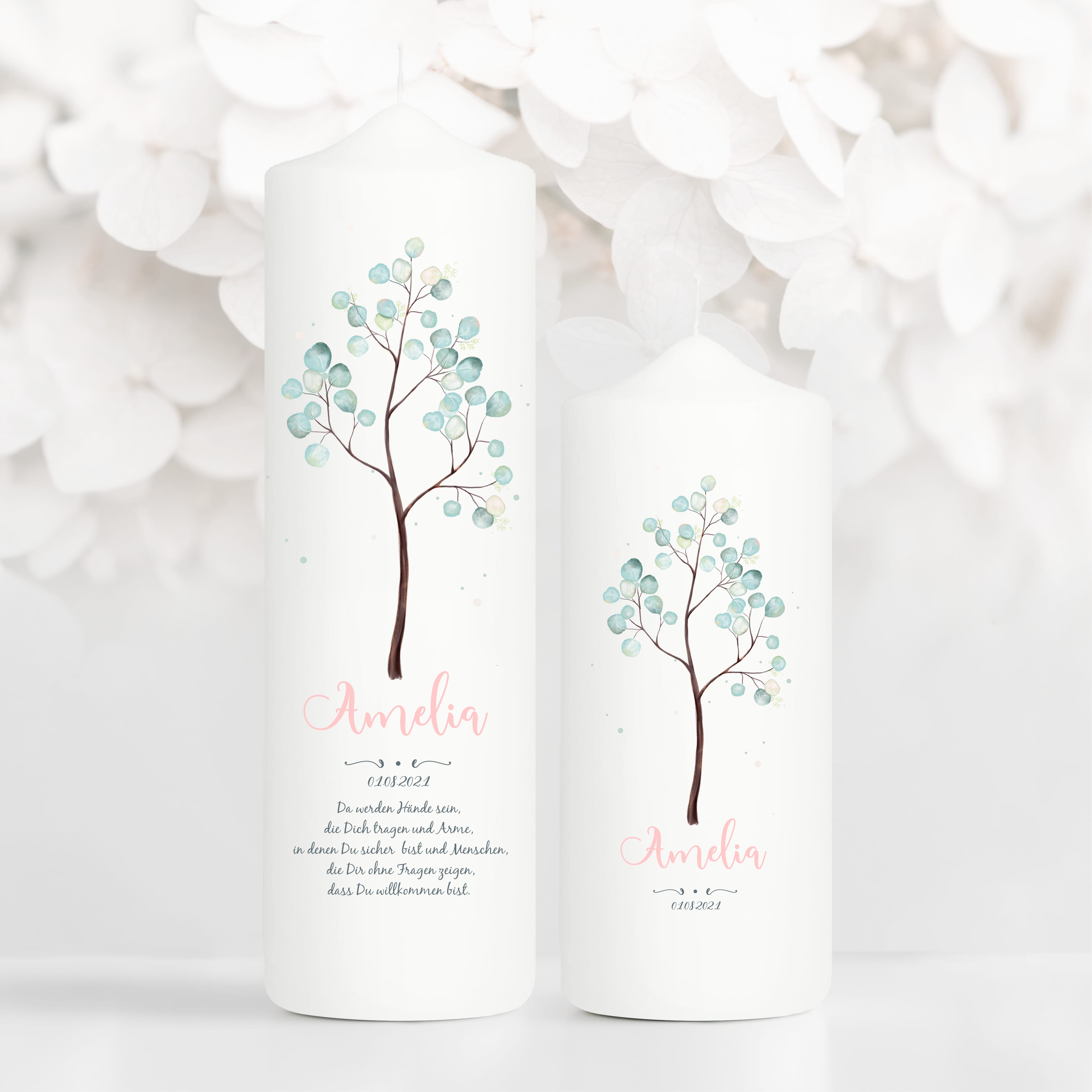 Taufkerze Junge Mädchen Baum Lebensbaum pastell bedruckt mit Namen, Datum und auf Wunsch eigenem, vorgegebenem oder keinem Taufspruch Auf dem Bild ist das Produkt: Taufkerze Junge Mädchen Baum Lebensbaum pastell bedruckt mit Namen, Datum und auf Wunsch eigenem, vorgegebenem oder keinem Taufspruch zum Preis von €5.90 abgebildet.