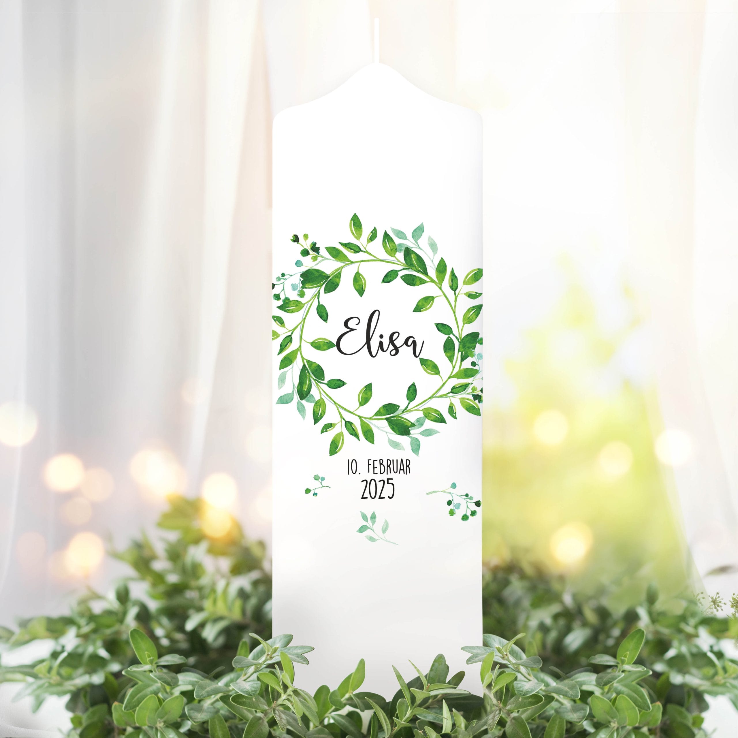 Taufkerze Kranz Kerze zur Taufe bedruckt mit Namen Datum und auf Wunsch eigenem vorgegebenem oder keinem Taufspruch Auf dem Bild ist das Produkt: Taufkerze Kranz Kerze zur Taufe bedruckt mit Namen Datum und auf Wunsch eigenem vorgegebenem oder keinem Taufspruch zum Preis von €5.9 abgebildet.