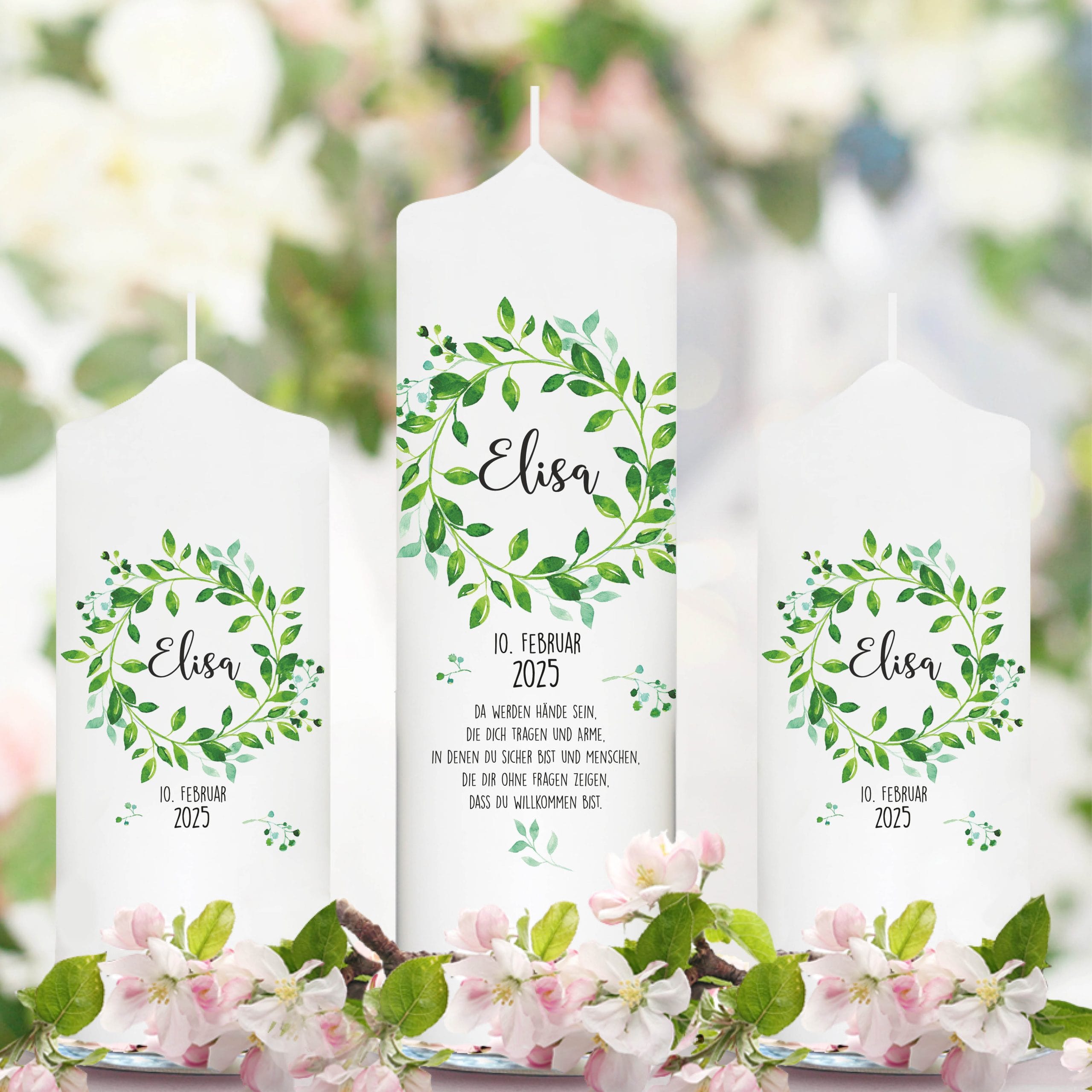 Taufkerze Kranz Kerze zur Taufe bedruckt mit Namen Datum und auf Wunsch eigenem vorgegebenem oder keinem Taufspruch Auf dem Bild ist das Produkt: Taufkerze Kranz Kerze zur Taufe bedruckt mit Namen Datum und auf Wunsch eigenem vorgegebenem oder keinem Taufspruch zum Preis von €5.9 abgebildet.