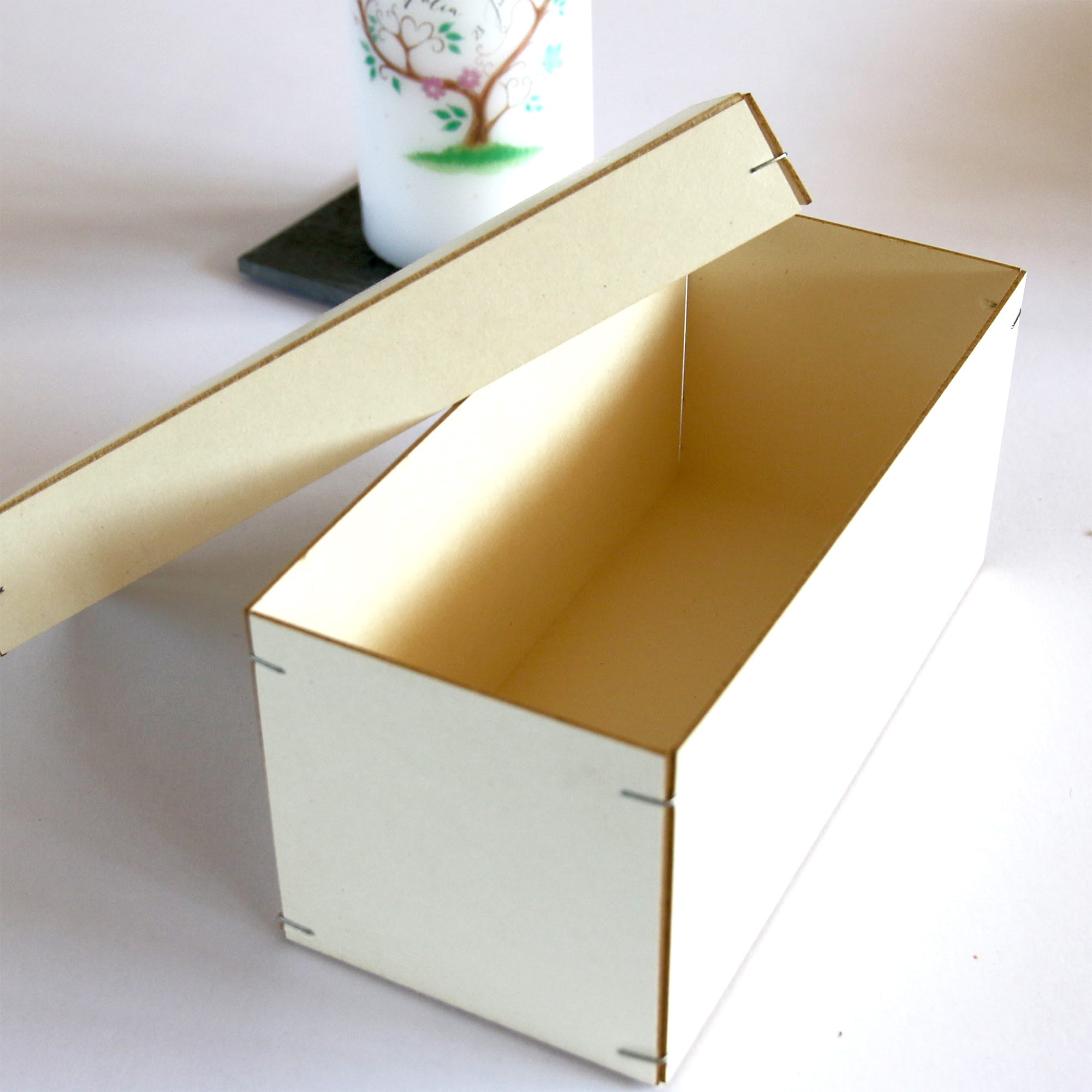 Taufkerze Kranz Kerze zur Taufe bedruckt mit Namen Datum und auf Wunsch eigenem vorgegebenem oder keinem Taufspruch Auf dem Bild ist das Produkt: Taufkerze Kranz Kerze zur Taufe bedruckt mit Namen Datum und auf Wunsch eigenem vorgegebenem oder keinem Taufspruch zum Preis von €5.9 abgebildet.