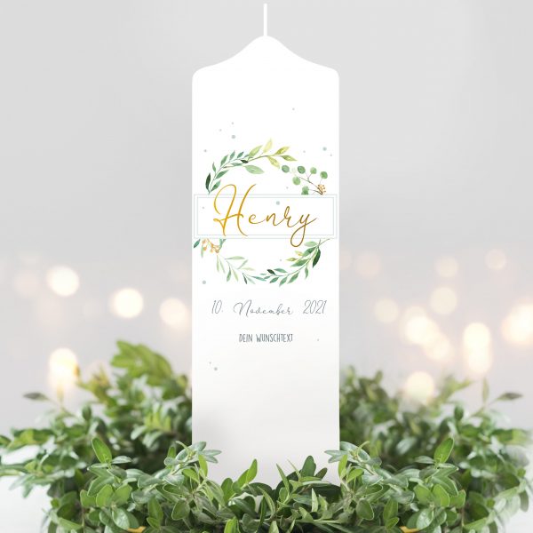 Auf dem Bild ist das Produkt: Taufkerze Junge Mädchen Baum Blätterkranz grün pastell bedruckt mit Namen, Datum und auf Wunsch eigenem, vorgegebenem oder keinem Taufspruch zum Preis von €5.90 abgebildet.