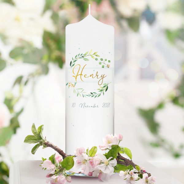 Auf dem Bild ist das Produkt: Taufkerze Junge Mädchen Baum Blätterkranz grün pastell bedruckt mit Namen, Datum und auf Wunsch eigenem, vorgegebenem oder keinem Taufspruch zum Preis von €5.90 abgebildet.