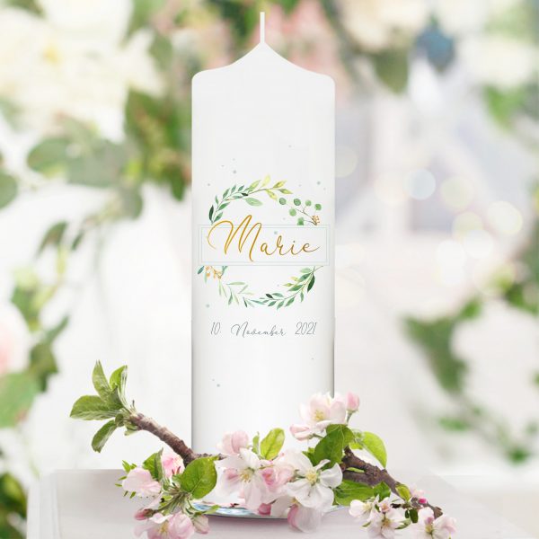 Auf dem Bild ist das Produkt: Taufkerze Junge Mädchen Baum Blätterkranz grün pastell bedruckt mit Namen, Datum und auf Wunsch eigenem, vorgegebenem oder keinem Taufspruch zum Preis von €5.90 abgebildet.