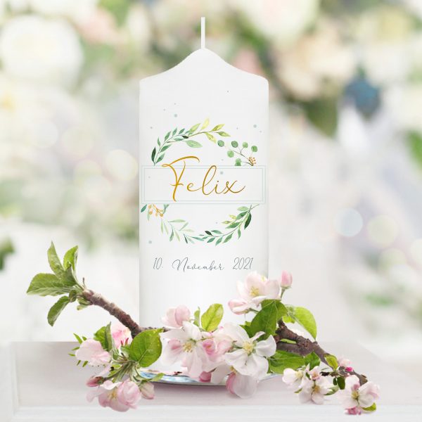 Auf dem Bild ist das Produkt: Taufkerze Junge Mädchen Baum Blätterkranz grün pastell bedruckt mit Namen, Datum und auf Wunsch eigenem, vorgegebenem oder keinem Taufspruch zum Preis von €5.90 abgebildet.