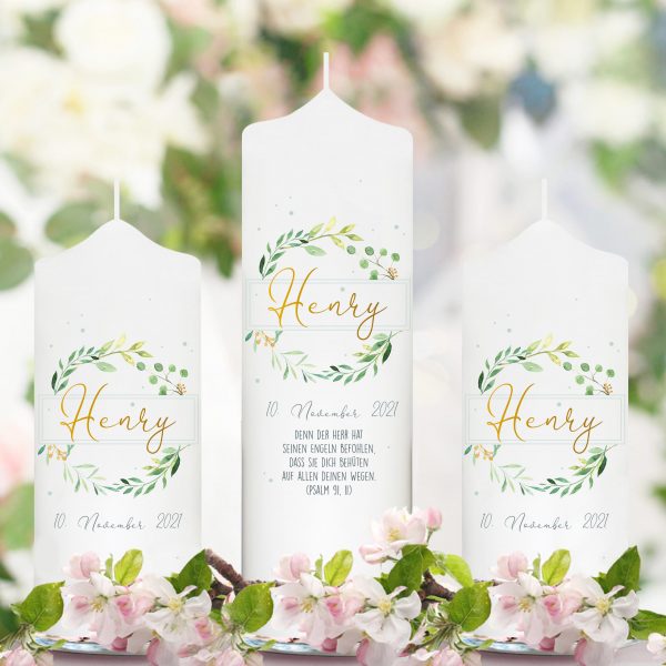 Auf dem Bild ist das Produkt: Taufkerze Junge Mädchen Baum Blätterkranz grün pastell bedruckt mit Namen, Datum und auf Wunsch eigenem, vorgegebenem oder keinem Taufspruch zum Preis von €5.90 abgebildet.