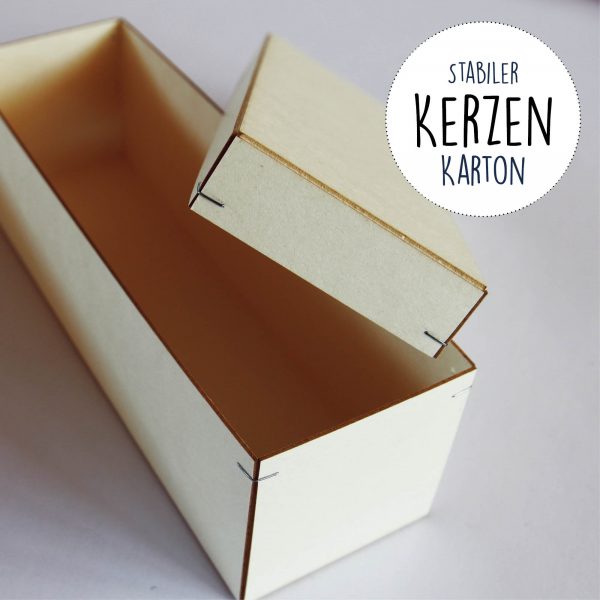 Auf dem Bild ist das Produkt: Taufkerze Junge Mädchen Baum Blätterkranz grün pastell bedruckt mit Namen, Datum und auf Wunsch eigenem, vorgegebenem oder keinem Taufspruch zum Preis von €5.90 abgebildet.