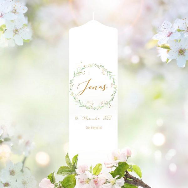 Auf dem Bild ist das Produkt: Taufkerze Junge Mädchen Blätterkranz grün mit Häschen mit Namen, Datum und auf Wunsch eigenem, vorgegebenem oder keinem Taufspruch zum Preis von €5.9 abgebildet.