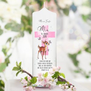 Taufkerze Junge/ Mädchen Rehkitz mit Schmetterlingen bedruckt mit Namen, Datum und auf Wunsch eigenem, vorgegebenem oder keinem Taufspruch Auf dem Bild ist das Produkt: Taufkerze Junge/ Mädchen Rehkitz mit Schmetterlingen bedruckt mit Namen, Datum und auf Wunsch eigenem, vorgegebenem oder keinem Taufspruch zum Preis von €5.9 abgebildet.