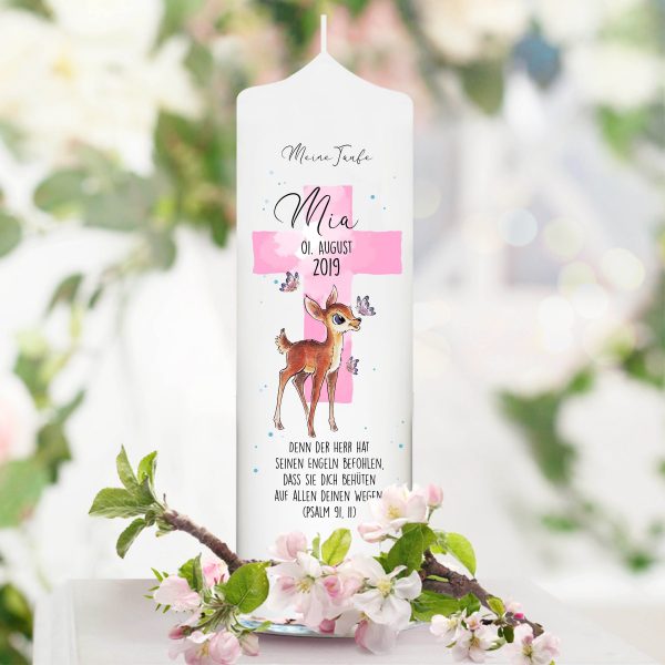 Auf dem Bild ist das Produkt: Taufkerze Junge/ Mädchen Rehkitz mit Schmetterlingen bedruckt mit Namen, Datum und auf Wunsch eigenem, vorgegebenem oder keinem Taufspruch zum Preis von €5.9 abgebildet.