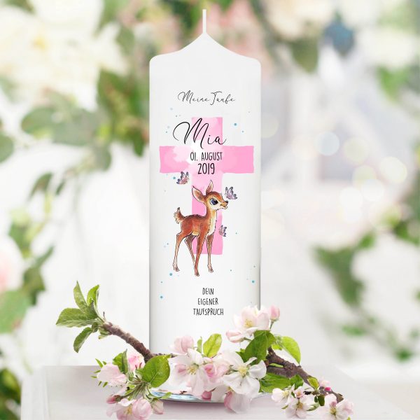 Auf dem Bild ist das Produkt: Taufkerze Junge/ Mädchen Rehkitz mit Schmetterlingen bedruckt mit Namen, Datum und auf Wunsch eigenem, vorgegebenem oder keinem Taufspruch zum Preis von €5.9 abgebildet.