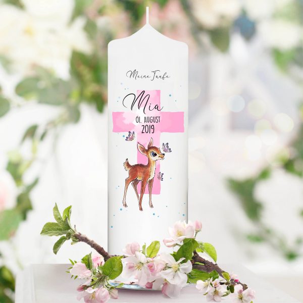 Auf dem Bild ist das Produkt: Taufkerze Junge/ Mädchen Rehkitz mit Schmetterlingen bedruckt mit Namen, Datum und auf Wunsch eigenem, vorgegebenem oder keinem Taufspruch zum Preis von €5.9 abgebildet.