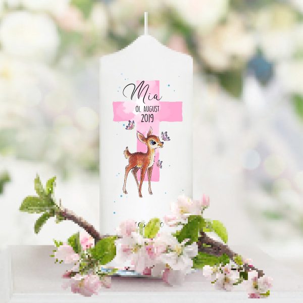 Auf dem Bild ist das Produkt: Taufkerze Junge/ Mädchen Rehkitz mit Schmetterlingen bedruckt mit Namen, Datum und auf Wunsch eigenem, vorgegebenem oder keinem Taufspruch zum Preis von €5.9 abgebildet.
