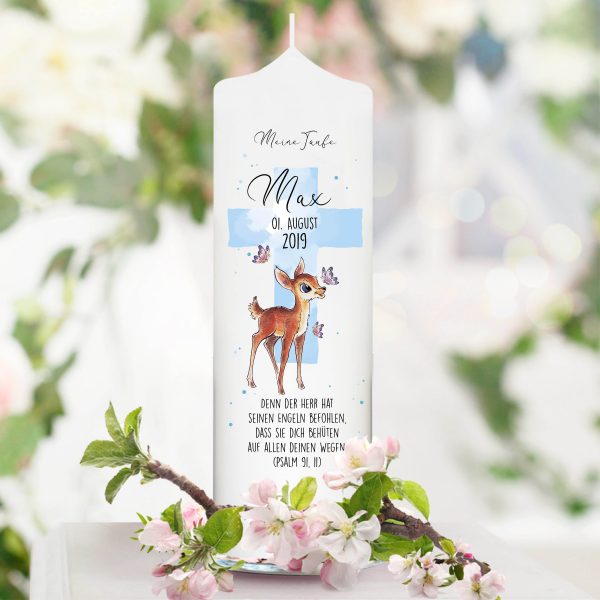Auf dem Bild ist das Produkt: Taufkerze Junge/ Mädchen Rehkitz mit Schmetterlingen bedruckt mit Namen, Datum und auf Wunsch eigenem, vorgegebenem oder keinem Taufspruch zum Preis von €5.9 abgebildet.