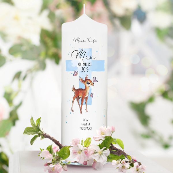 Auf dem Bild ist das Produkt: Taufkerze Junge/ Mädchen Rehkitz mit Schmetterlingen bedruckt mit Namen, Datum und auf Wunsch eigenem, vorgegebenem oder keinem Taufspruch zum Preis von €5.9 abgebildet.