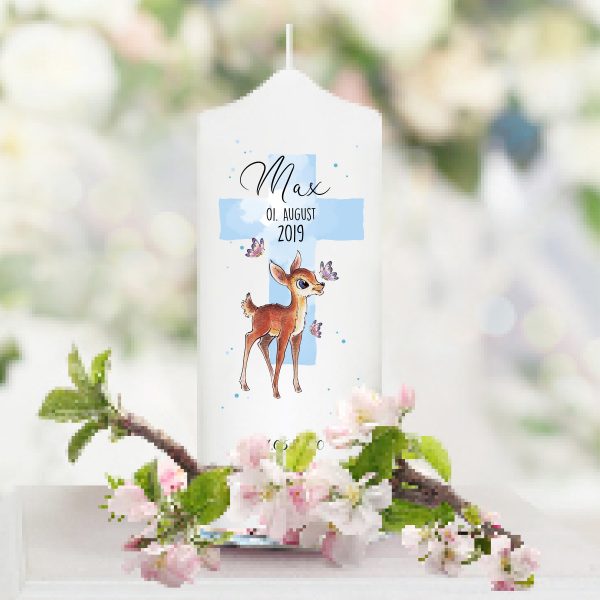 Auf dem Bild ist das Produkt: Taufkerze Junge/ Mädchen Rehkitz mit Schmetterlingen bedruckt mit Namen, Datum und auf Wunsch eigenem, vorgegebenem oder keinem Taufspruch zum Preis von €5.9 abgebildet.