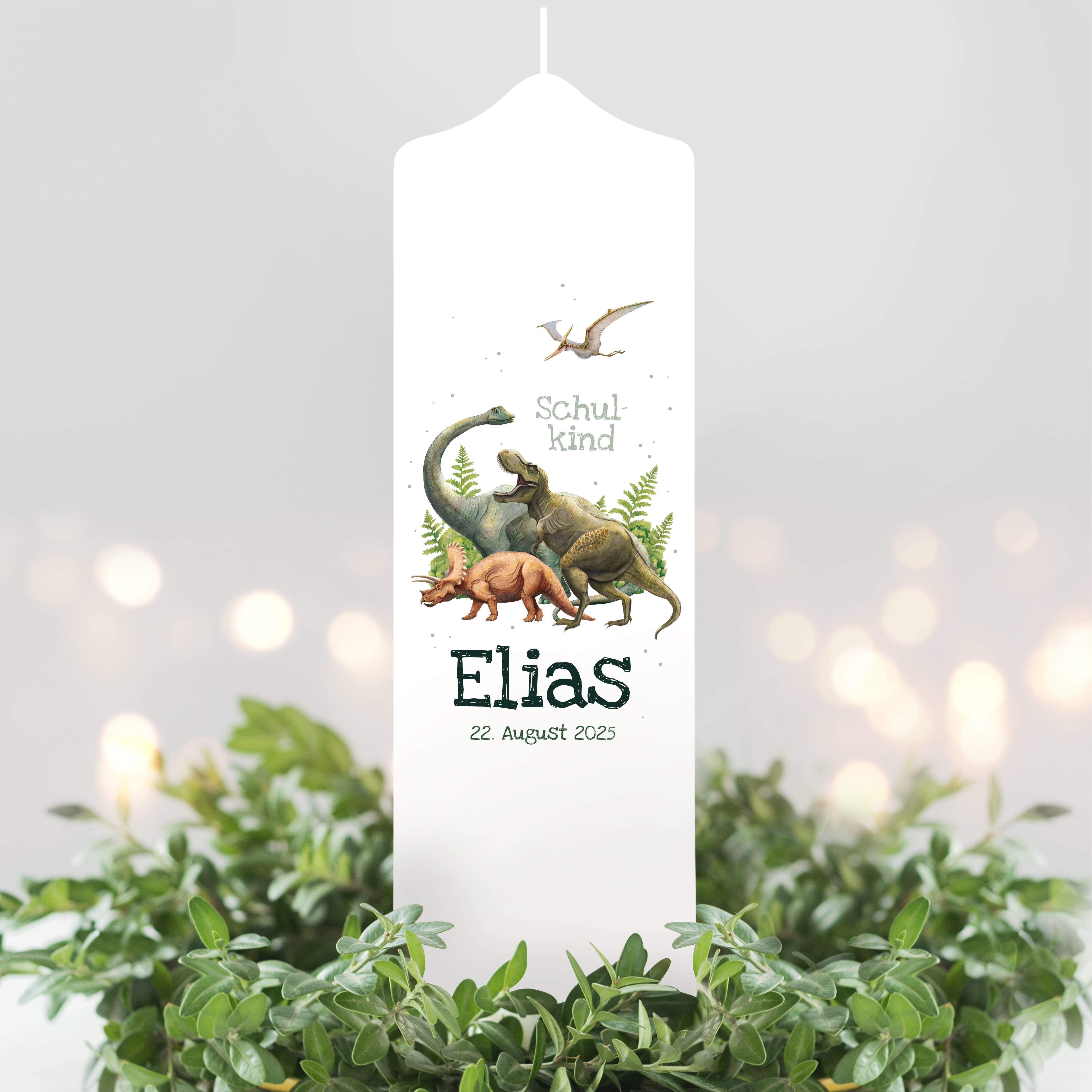 Kerze zur Einschulung mit Dinosaurier personalisiert mit Namen und Datum Dino Geschenk Erster Schultag Auf dem Bild ist das Produkt: Kerze zur Einschulung mit Dinosaurier personalisiert mit Namen und Datum Dino Geschenk Erster Schultag zum Preis von €5.9 abgebildet.