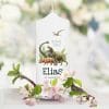 Kerze zur Einschulung mit Dinosaurier personalisiert mit Namen und Datum Dino Geschenk Erster Schultag Auf dem Bild ist das Produkt: Kerze zur Einschulung mit Dinosaurier personalisiert mit Namen und Datum Dino Geschenk Erster Schultag zum Preis von €5.9 abgebildet.