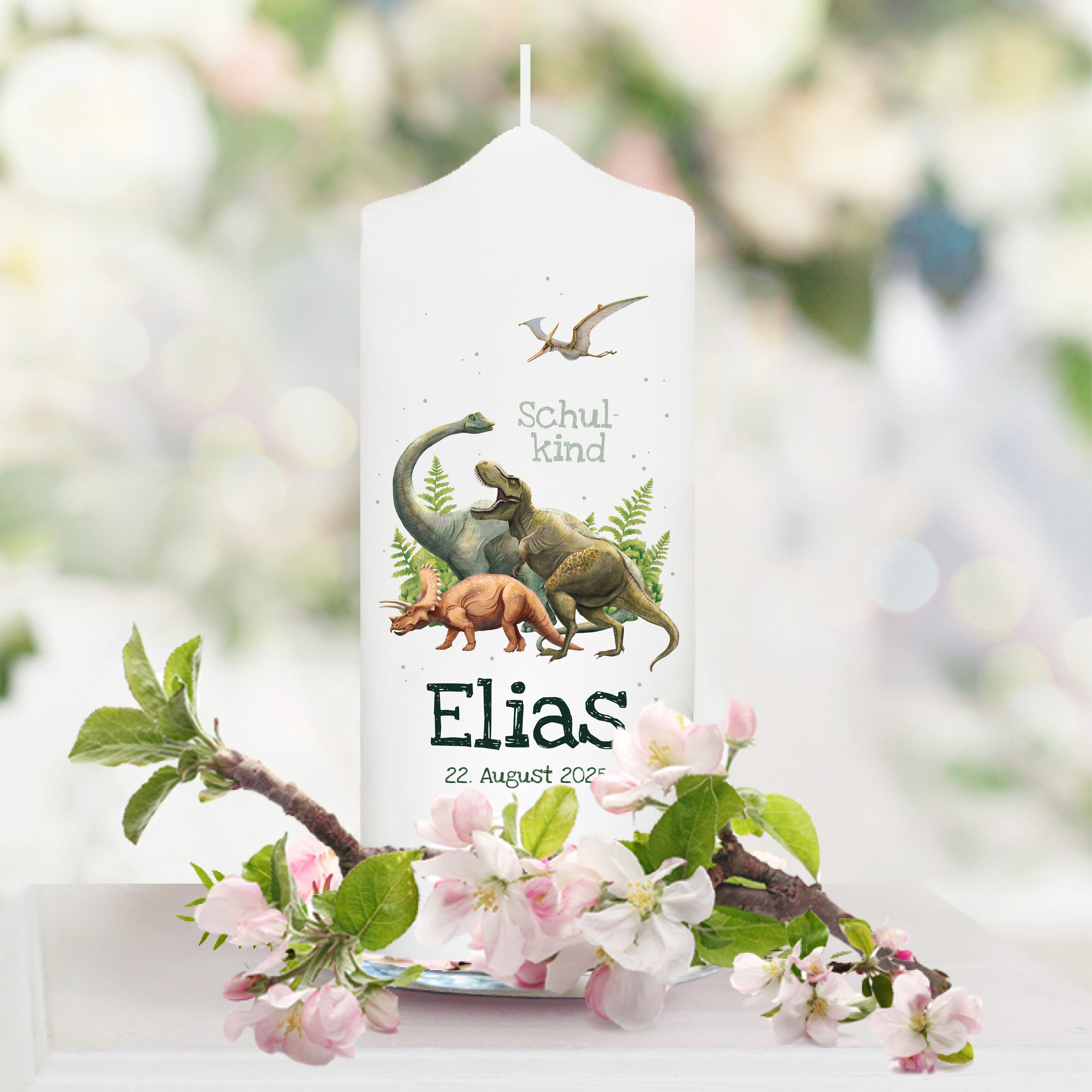 Kerze zur Einschulung mit Dinosaurier personalisiert mit Namen und Datum Dino Geschenk Erster Schultag Auf dem Bild ist das Produkt: Kerze zur Einschulung mit Dinosaurier personalisiert mit Namen und Datum Dino Geschenk Erster Schultag zum Preis von €5.9 abgebildet.