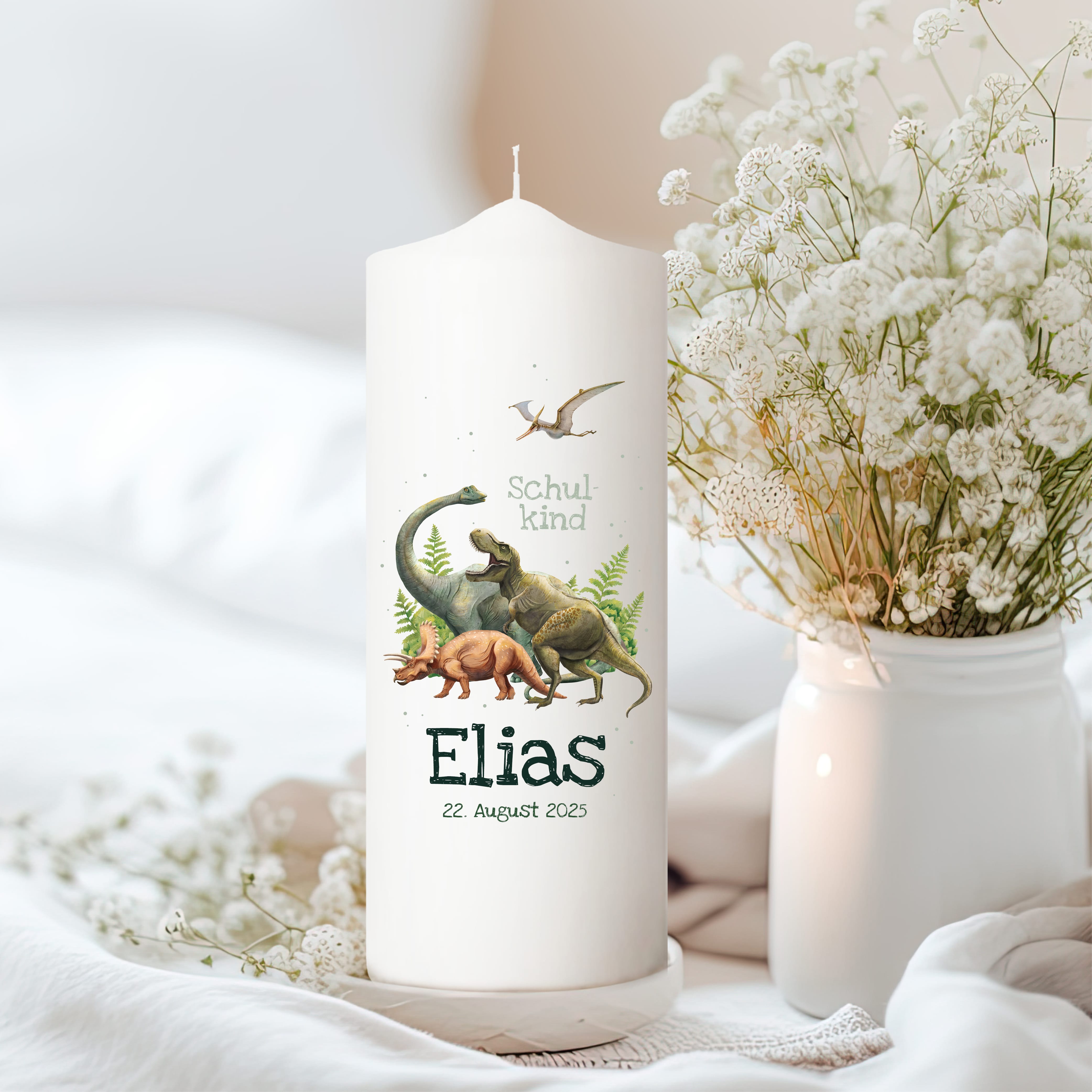 Kerze zur Einschulung mit Dinosaurier personalisiert mit Namen und Datum Dino Geschenk Erster Schultag Auf dem Bild ist das Produkt: Kerze zur Einschulung mit Dinosaurier personalisiert mit Namen und Datum Dino Geschenk Erster Schultag zum Preis von €5.9 abgebildet.