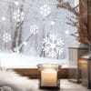 Fensterbild Schneeflocken – WIEDERVERWENDBAR – Fensteraufkleber 70 Aufkleber im Set Auf dem Bild ist das Produkt: Fensterbild Schneeflocken – WIEDERVERWENDBAR – Fensteraufkleber 70 Aufkleber im Set zum Preis von €6.9 abgebildet.