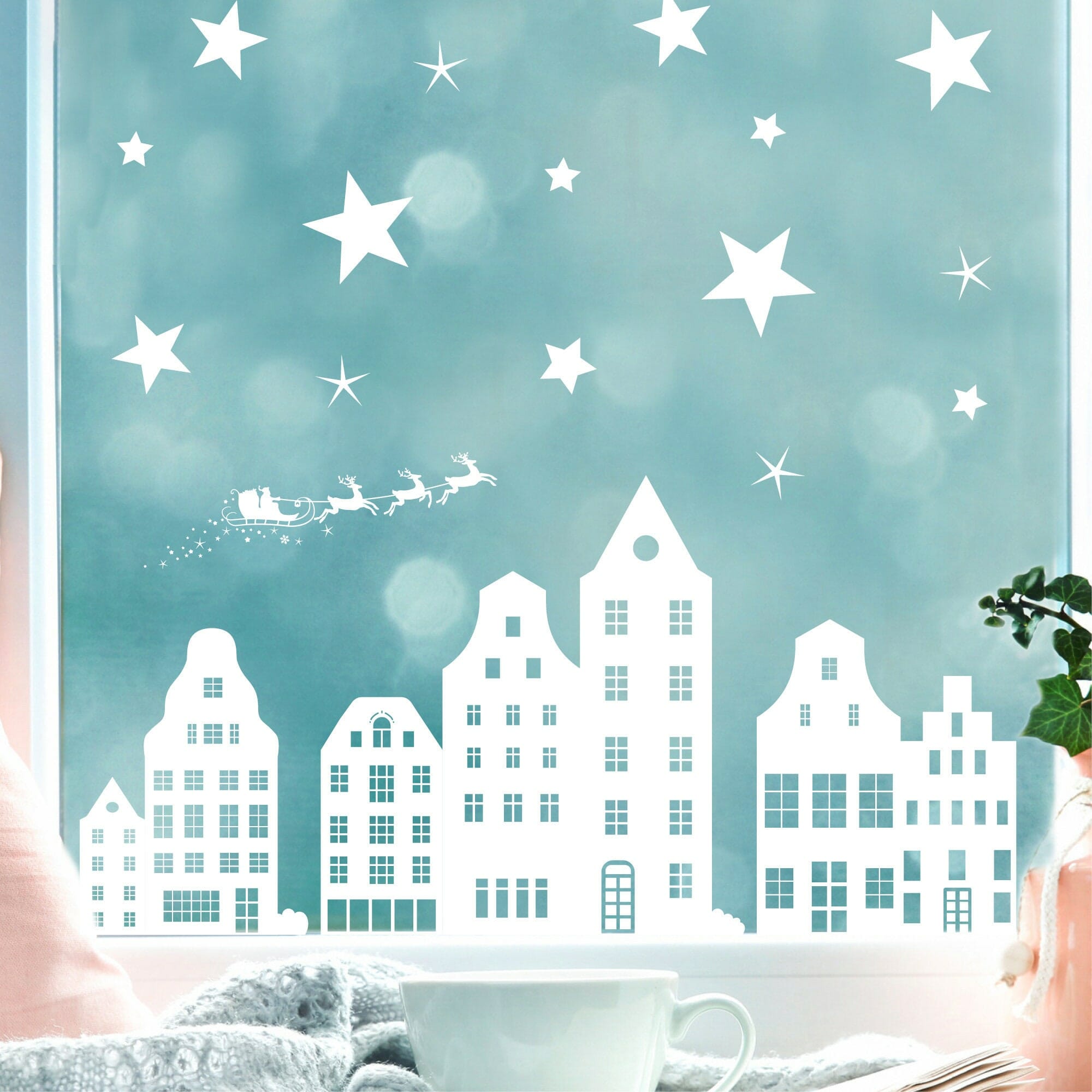 Wiederverwendbares Fensterbild Weihnachten Winterstadt Fensterdekoration Weihnachten Winter Rentierschlitten Sterne weiß Auf dem Bild ist das Produkt: Wiederverwendbares Fensterbild Weihnachten Winterstadt Fensterdekoration Weihnachten Winter Rentierschlitten Sterne weiß zum Preis von €13.90 abgebildet.