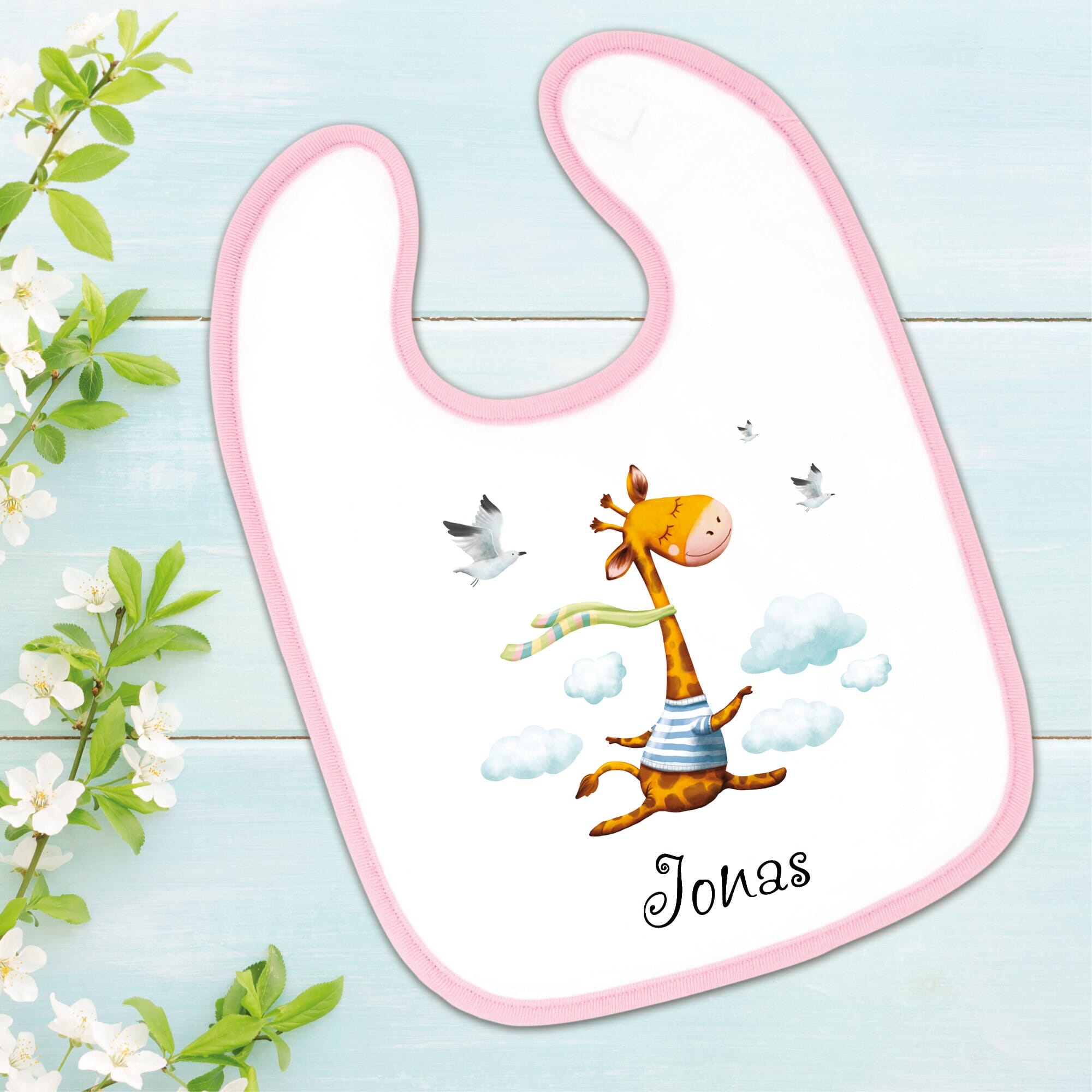 Bedrucktes Babylätzchen Giraffe Vögel Wolken mit Klettverschluss Wunschnamen Individuell Kinder Lätzchen Kleinkind Auf dem Bild ist das Produkt: Bedrucktes Babylätzchen Giraffe Vögel Wolken mit Klettverschluss Wunschnamen Individuell Kinder Lätzchen Kleinkind zum Preis von €14.9 abgebildet.