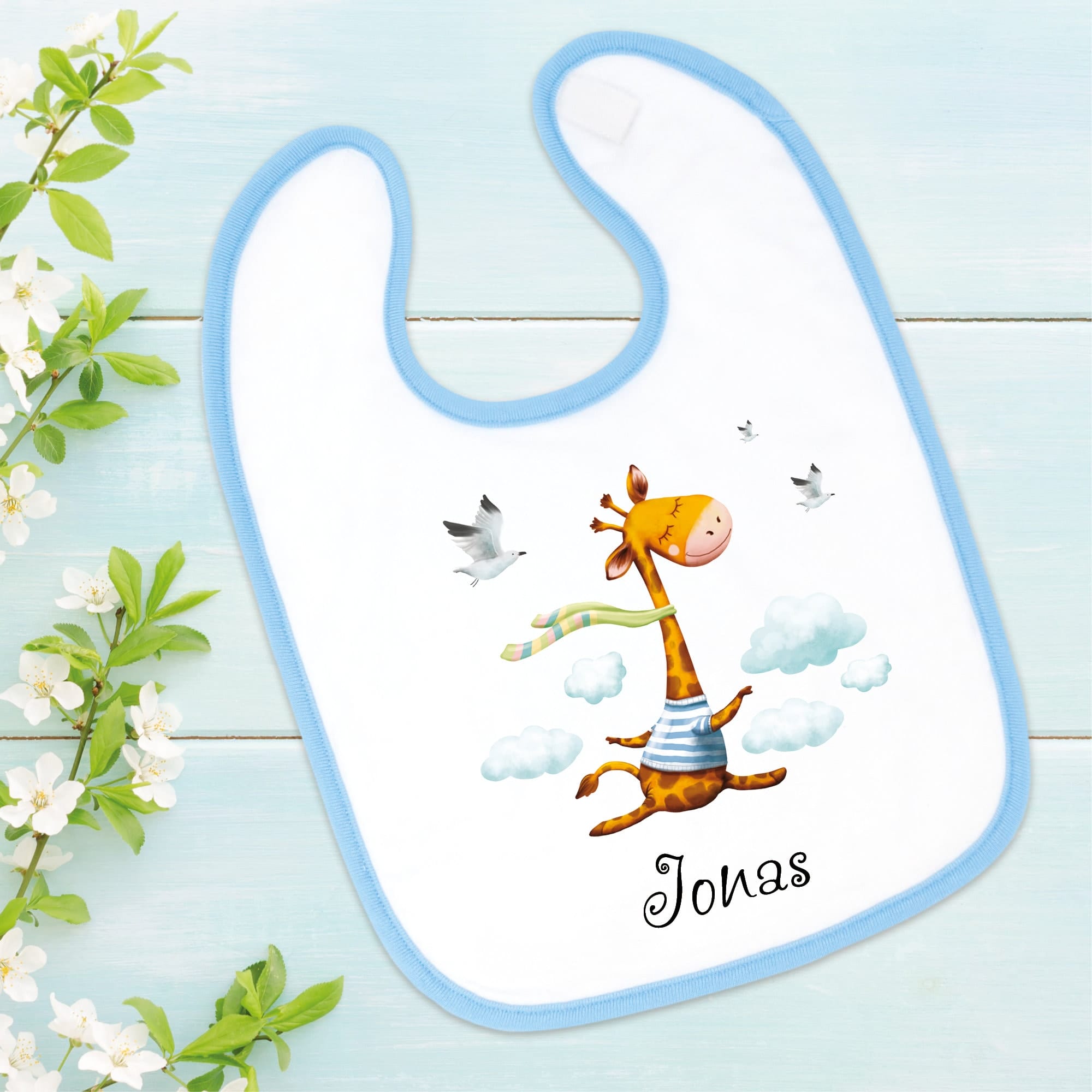 Bedrucktes Babylätzchen Giraffe Vögel Wolken mit Klettverschluss Wunschnamen Individuell Kinder Lätzchen Kleinkind Auf dem Bild ist das Produkt: Bedrucktes Babylätzchen Giraffe Vögel Wolken mit Klettverschluss Wunschnamen Individuell Kinder Lätzchen Kleinkind zum Preis von €14.9 abgebildet.