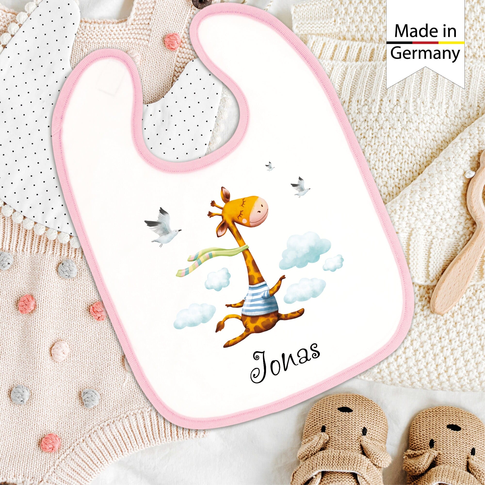 Bedrucktes Babylätzchen Giraffe Vögel Wolken mit Klettverschluss Wunschnamen Individuell Kinder Lätzchen Kleinkind Auf dem Bild ist das Produkt: Bedrucktes Babylätzchen Giraffe Vögel Wolken mit Klettverschluss Wunschnamen Individuell Kinder Lätzchen Kleinkind zum Preis von €14.9 abgebildet.