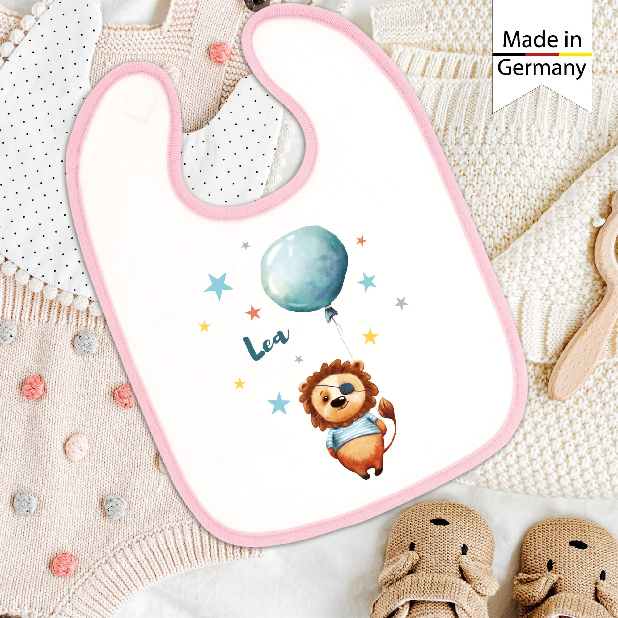 Bedrucktes Babylätzchen Löwe Luftballon Ballon Sterne mit Klettverschluss Wunschnamen Individuell Kinder Lätzchen Kleinkind Augenklappe Auf dem Bild ist das Produkt: Bedrucktes Babylätzchen Löwe Luftballon Ballon Sterne mit Klettverschluss Wunschnamen Individuell Kinder Lätzchen Kleinkind Augenklappe zum Preis von €14.9 abgebildet.