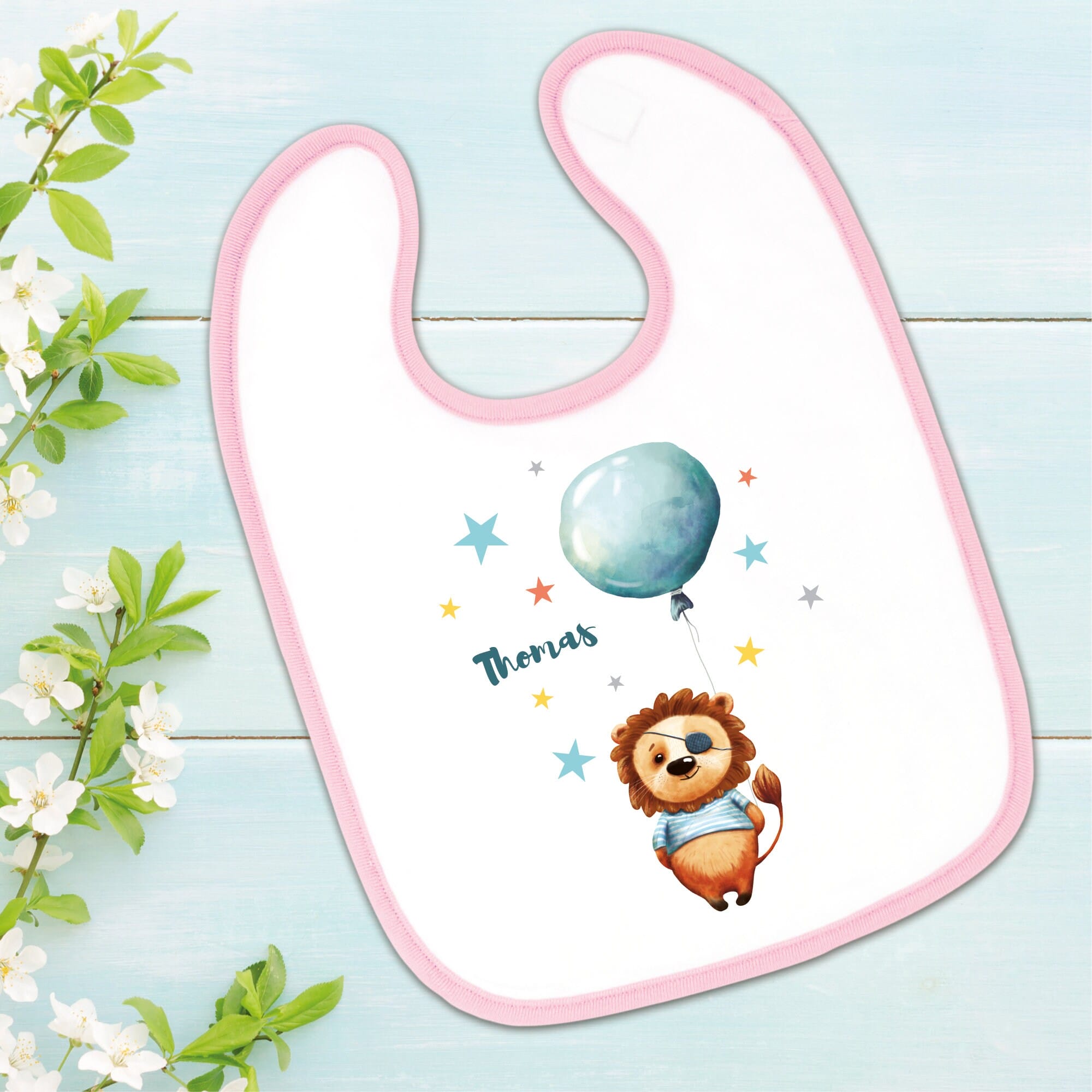 Bedrucktes Babylätzchen Löwe Luftballon Ballon Sterne mit Klettverschluss Wunschnamen Individuell Kinder Lätzchen Kleinkind Augenklappe Auf dem Bild ist das Produkt: Bedrucktes Babylätzchen Löwe Luftballon Ballon Sterne mit Klettverschluss Wunschnamen Individuell Kinder Lätzchen Kleinkind Augenklappe zum Preis von €14.9 abgebildet.