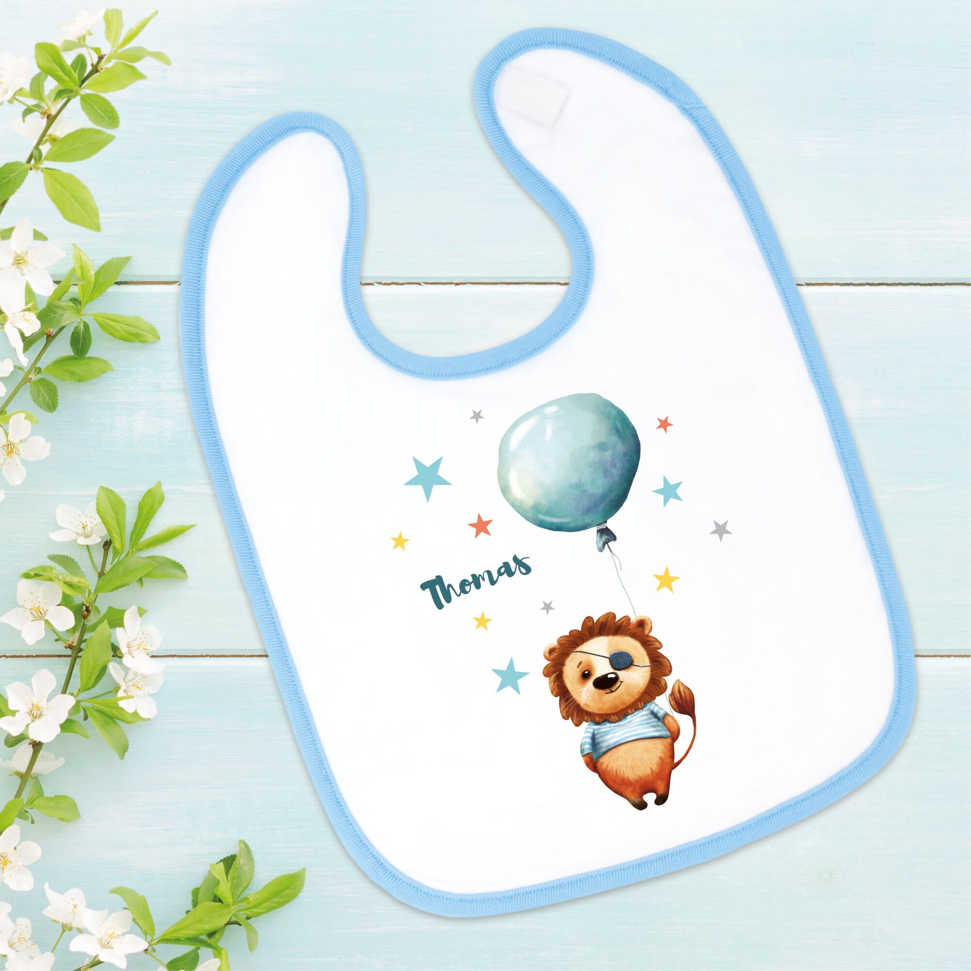 Bedrucktes Babylätzchen Löwe Luftballon Ballon Sterne mit Klettverschluss Wunschnamen Individuell Kinder Lätzchen Kleinkind Augenklappe Auf dem Bild ist das Produkt: Bedrucktes Babylätzchen Löwe Luftballon Ballon Sterne mit Klettverschluss Wunschnamen Individuell Kinder Lätzchen Kleinkind Augenklappe zum Preis von €14.9 abgebildet.