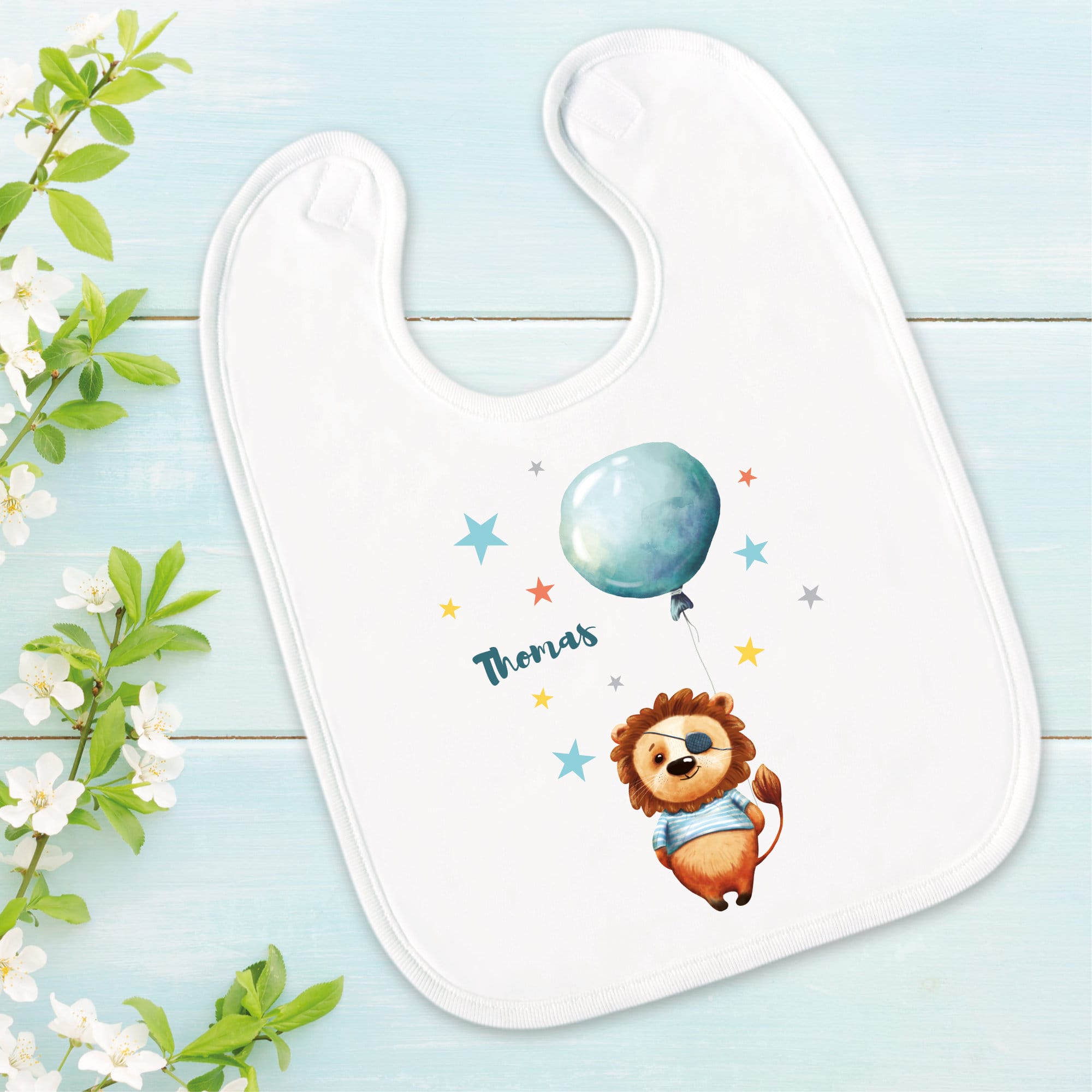Bedrucktes Babylätzchen Löwe Luftballon Ballon Sterne mit Klettverschluss Wunschnamen Individuell Kinder Lätzchen Kleinkind Augenklappe Auf dem Bild ist das Produkt: Bedrucktes Babylätzchen Löwe Luftballon Ballon Sterne mit Klettverschluss Wunschnamen Individuell Kinder Lätzchen Kleinkind Augenklappe zum Preis von €14.9 abgebildet.