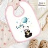 Bedrucktes Babylätzchen Panda Bär Luftballon Ballon Sterne mit Klettverschluss Wunschnamen Individuell Kinder Lätzchen Kleinkind Auf dem Bild ist das Produkt: Bedrucktes Babylätzchen Panda Bär Luftballon Ballon Sterne mit Klettverschluss Wunschnamen Individuell Kinder Lätzchen Kleinkind zum Preis von €14.9 abgebildet.