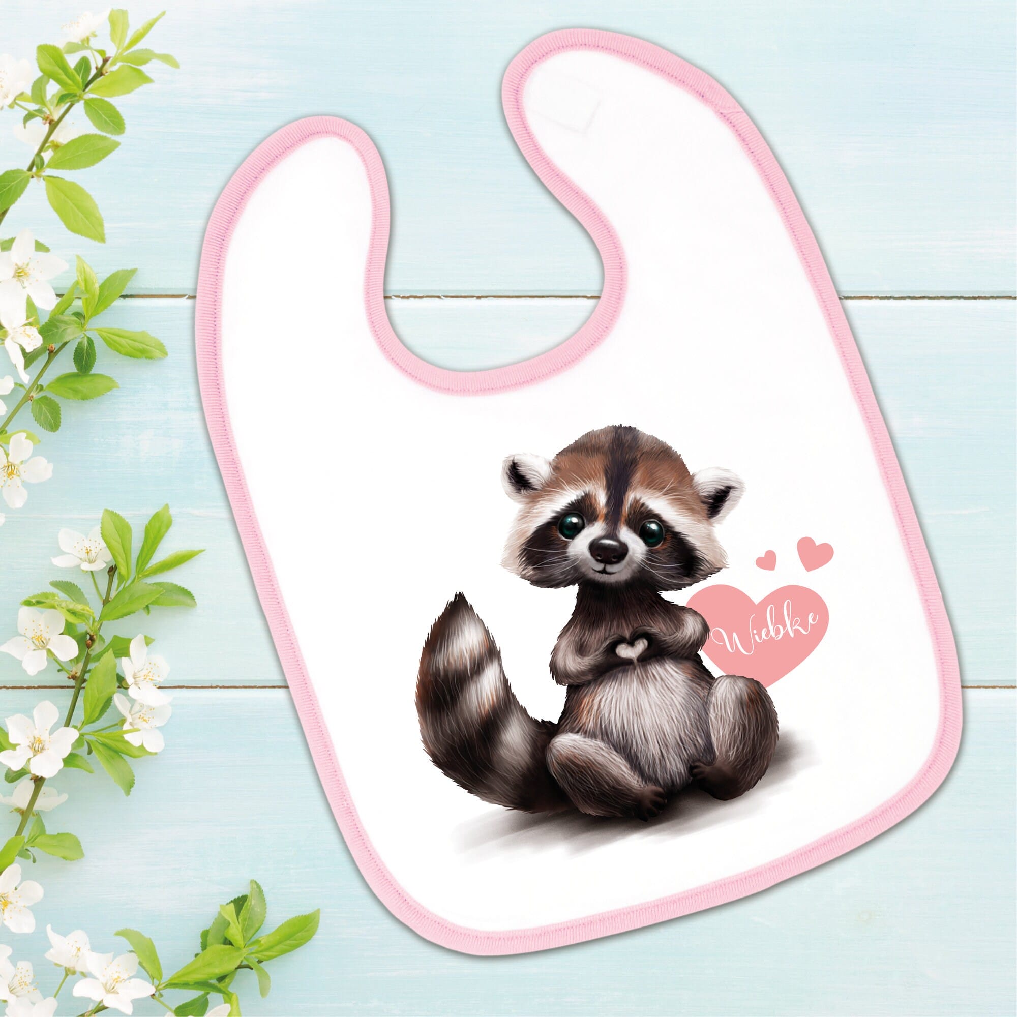 Bedrucktes Babylätzchen Waschbär Herz mit Klettverschluss Wunschnamen Individuell Kinder Lätzchen Kleinkind Auf dem Bild ist das Produkt: Bedrucktes Babylätzchen Waschbär Herz mit Klettverschluss Wunschnamen Individuell Kinder Lätzchen Kleinkind zum Preis von €14.90 abgebildet.