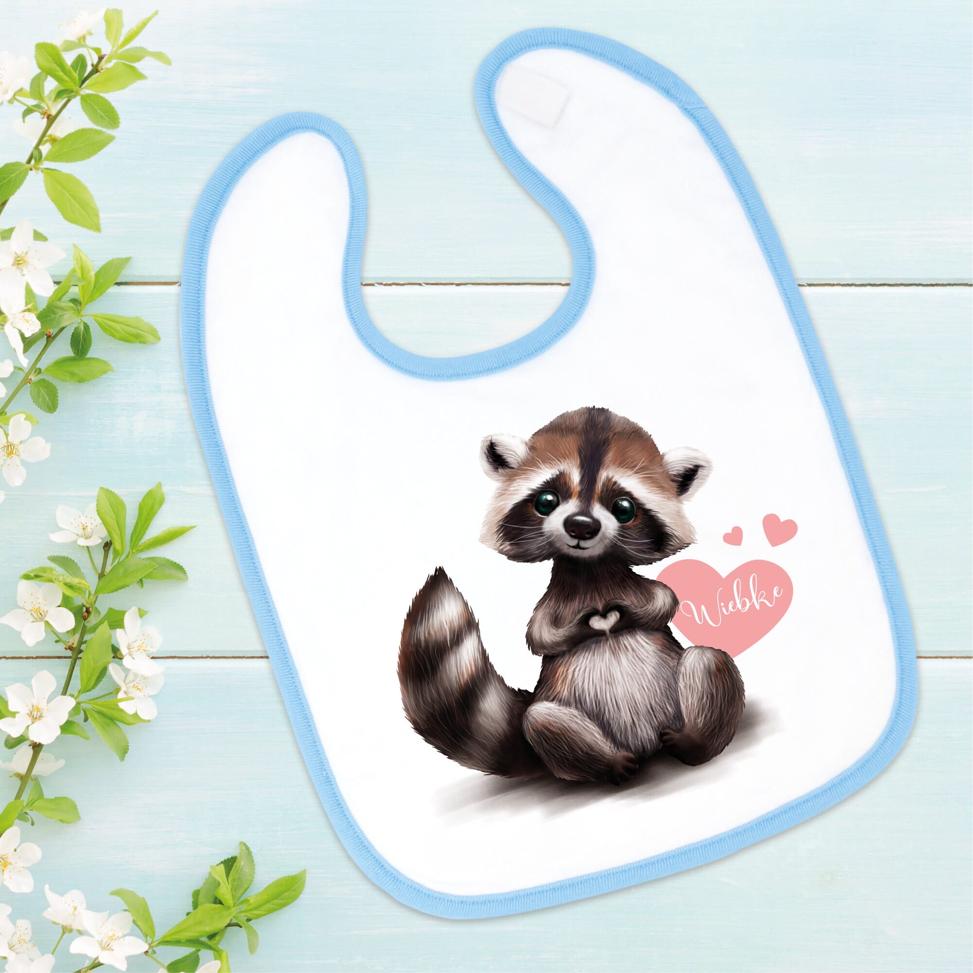 Bedrucktes Babylätzchen Waschbär Herz mit Klettverschluss Wunschnamen Individuell Kinder Lätzchen Kleinkind Auf dem Bild ist das Produkt: Bedrucktes Babylätzchen Waschbär Herz mit Klettverschluss Wunschnamen Individuell Kinder Lätzchen Kleinkind zum Preis von €14.90 abgebildet.