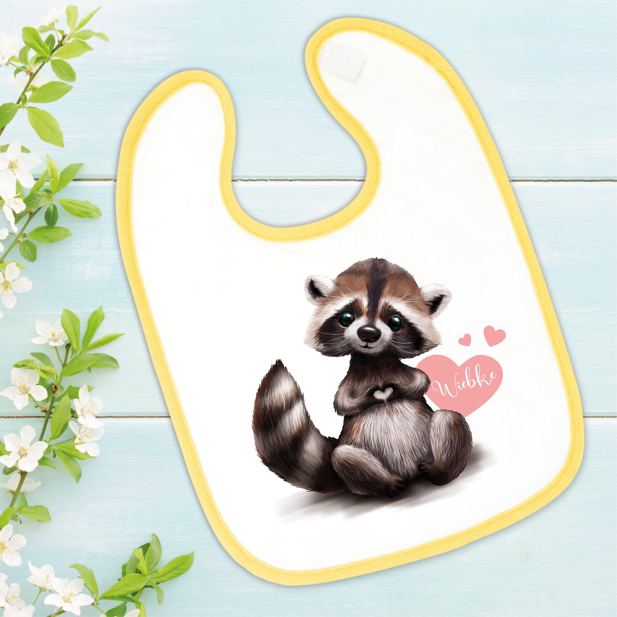 Bedrucktes Babylätzchen Waschbär Herz mit Klettverschluss Wunschnamen Individuell Kinder Lätzchen Kleinkind Auf dem Bild ist das Produkt: Bedrucktes Babylätzchen Waschbär Herz mit Klettverschluss Wunschnamen Individuell Kinder Lätzchen Kleinkind zum Preis von €14.90 abgebildet.