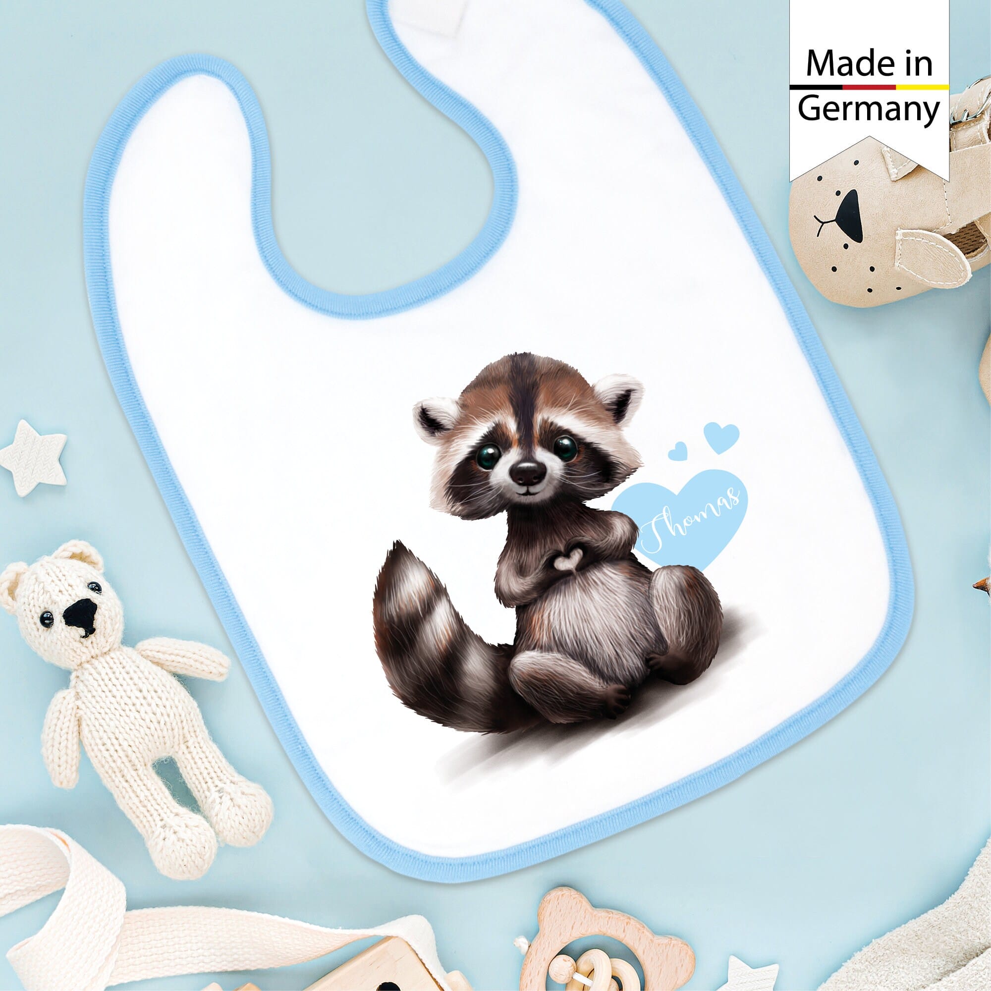 Bedrucktes Babylätzchen Waschbär Herz mit Klettverschluss Wunschnamen Individuell Kinder Lätzchen Kleinkind Auf dem Bild ist das Produkt: Bedrucktes Babylätzchen Waschbär Herz mit Klettverschluss Wunschnamen Individuell Kinder Lätzchen Kleinkind zum Preis von €14.90 abgebildet.