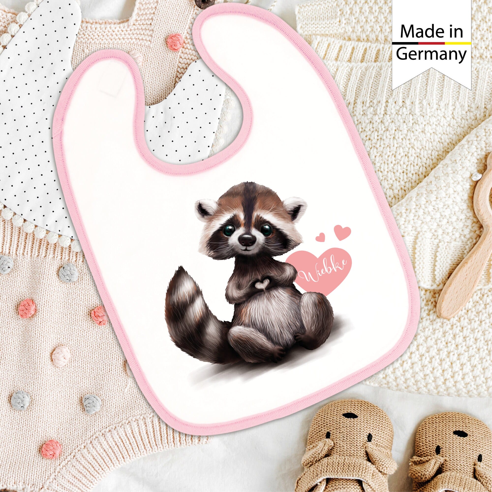 Bedrucktes Babylätzchen Waschbär Herz mit Klettverschluss Wunschnamen Individuell Kinder Lätzchen Kleinkind Auf dem Bild ist das Produkt: Bedrucktes Babylätzchen Waschbär Herz mit Klettverschluss Wunschnamen Individuell Kinder Lätzchen Kleinkind zum Preis von €14.90 abgebildet.