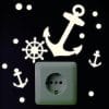 Leuchtaufkleber Kinderzimmer Fluoreszierende Anker und Steuerrad, Dekoration Lichtschalter Auf dem Bild ist das Produkt: Leuchtaufkleber Kinderzimmer Fluoreszierende Anker und Steuerrad, Dekoration Lichtschalter zum Preis von €6.9 abgebildet.