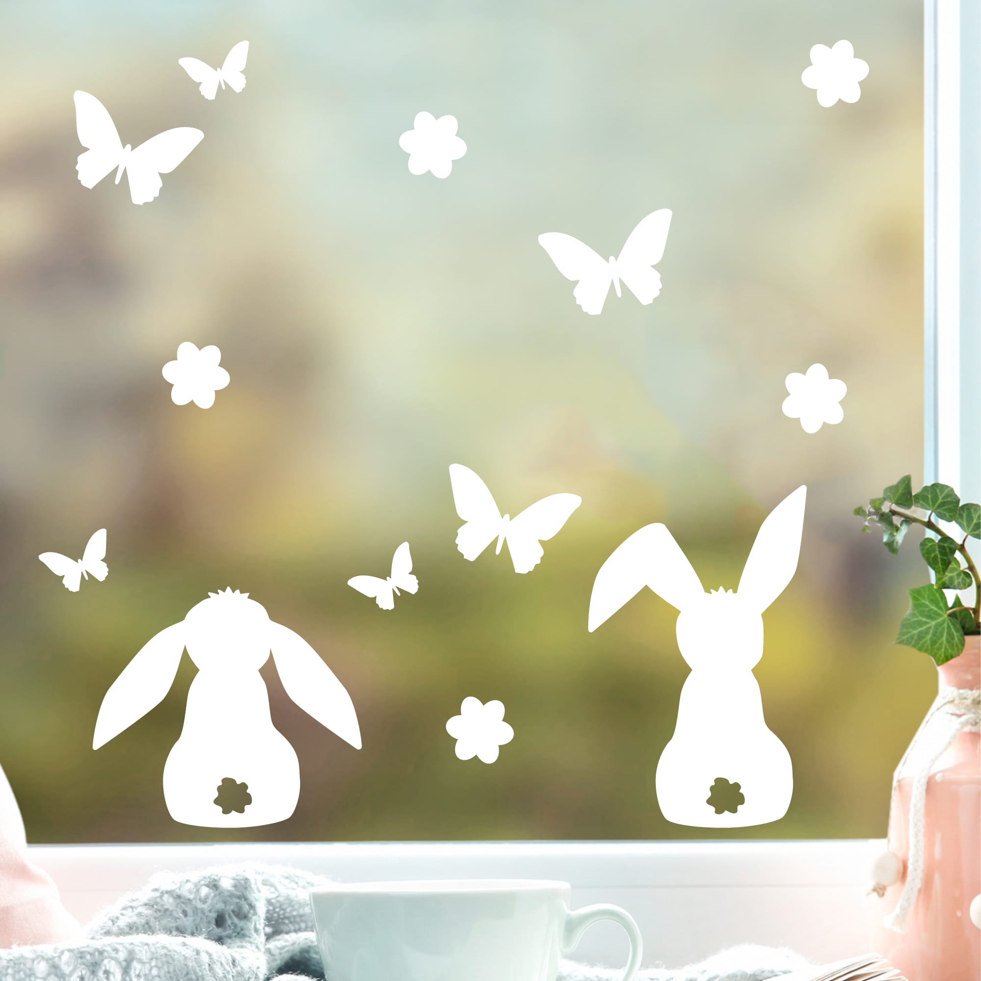 Auf dem Bild ist das Produkt: Fensteraufkleber Frühling Ostern drei Hasen Blümchen Schmetterlinge weiß WIEDERVERWENDBAR 23 Aufkleber im SetFensterbild Fensterdeko zum Preis von €8.9 abgebildet.