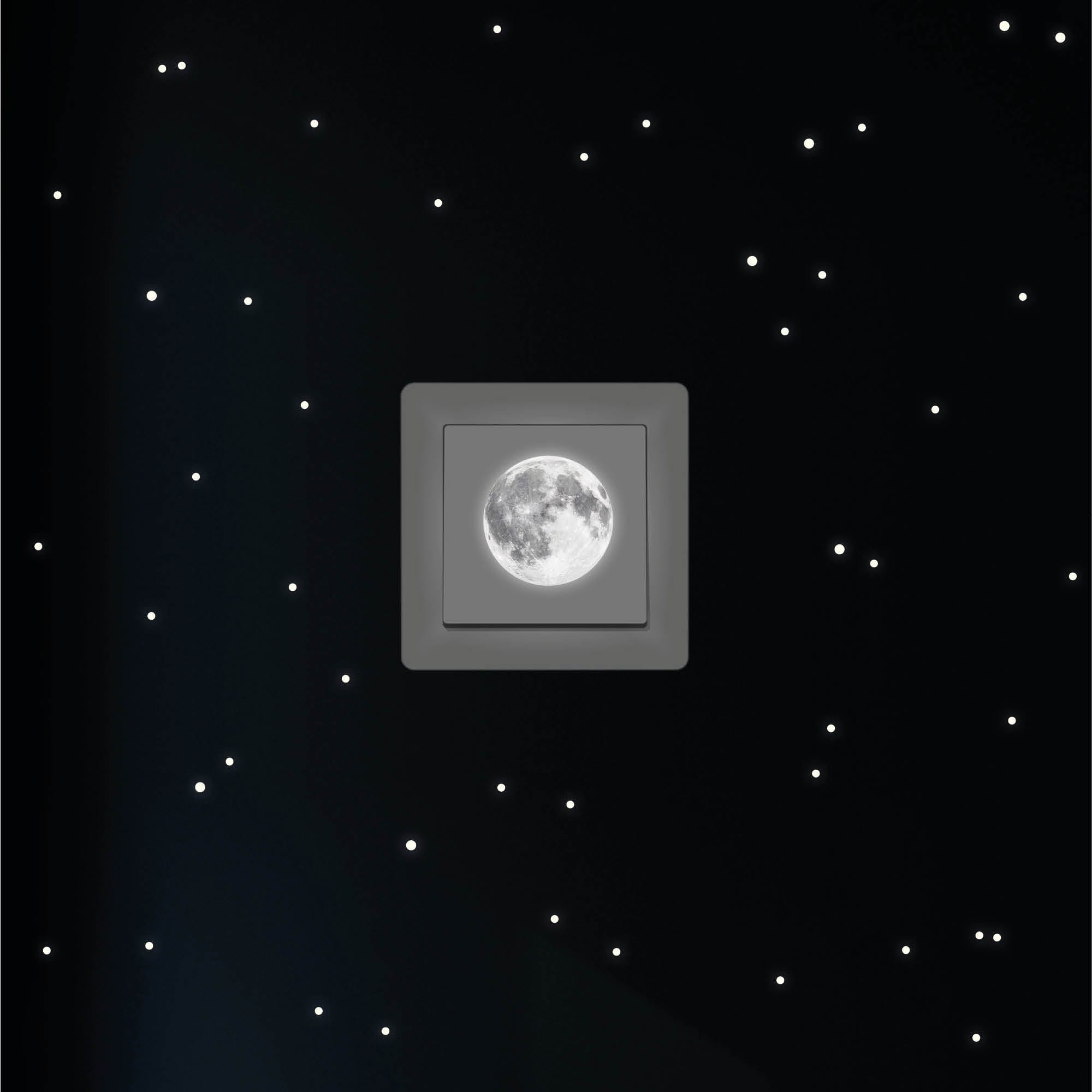 Leuchtaufkleber Kinderzimmer Mini 7,5 cm Mond mit Punkten Sternen Leuchtsterne leuchten im Dunklen Lichtschalter Auf dem Bild ist das Produkt: Leuchtaufkleber Kinderzimmer Mini 7,5 cm Mond mit Punkten Sternen Leuchtsterne leuchten im Dunklen Lichtschalter zum Preis von €5.9 abgebildet.