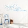 Auf dem Bild ist das Produkt: Wandtattoo Herzlich Willkommen Schriftzug Wandaufkleber Wohndekoration Spruch verschiedene Größen und Farben zum Preis von €23.90 abgebildet.