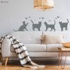 Auf dem Bild ist das Produkt: Wandtattoo vier Katzen mit Schmetterlingen Dekoration Deko Küche Wohnzimmer Bordüre Fußleiste zum Preis von €17.90 abgebildet.