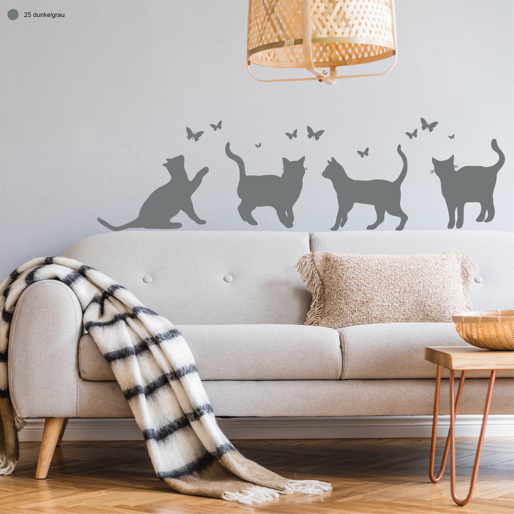 Auf dem Bild ist das Produkt: Wandtattoo vier Katzen mit Schmetterlingen Dekoration Deko Küche Wohnzimmer Bordüre Fußleiste zum Preis von €17.90 abgebildet.